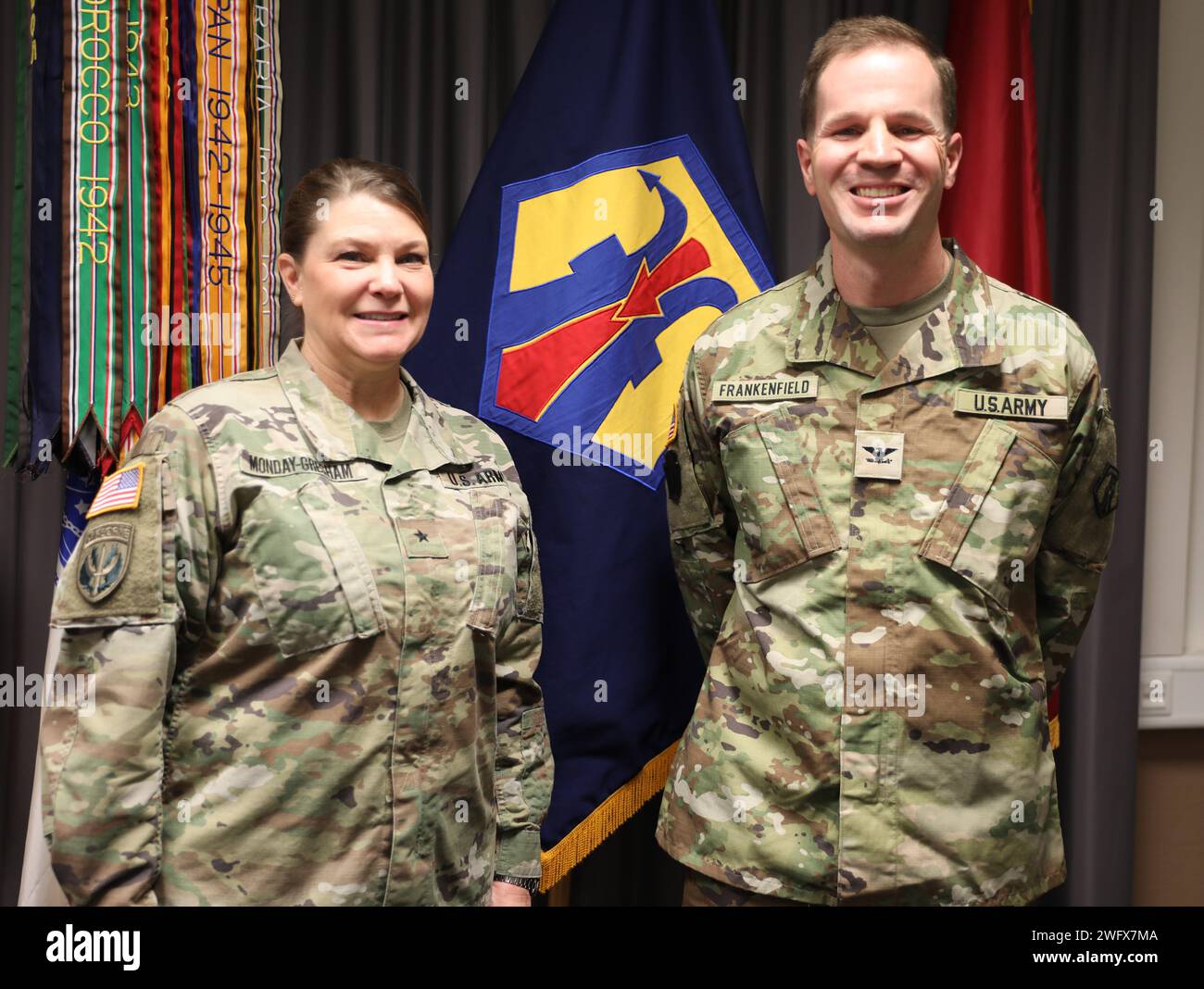 Brigadier de réserve de l'armée américaine. Le général Karen Monday-Gresham, commandant général du 7th Mission support Command pose avec le Colonel Jason Frankenfield, son juge-avocat, nouvellement promu, après sa cérémonie de promotion au quartier général du commandement, le samedi 24 janvier 2024, à Kaiserslautern, Allemagne. Banque D'Images