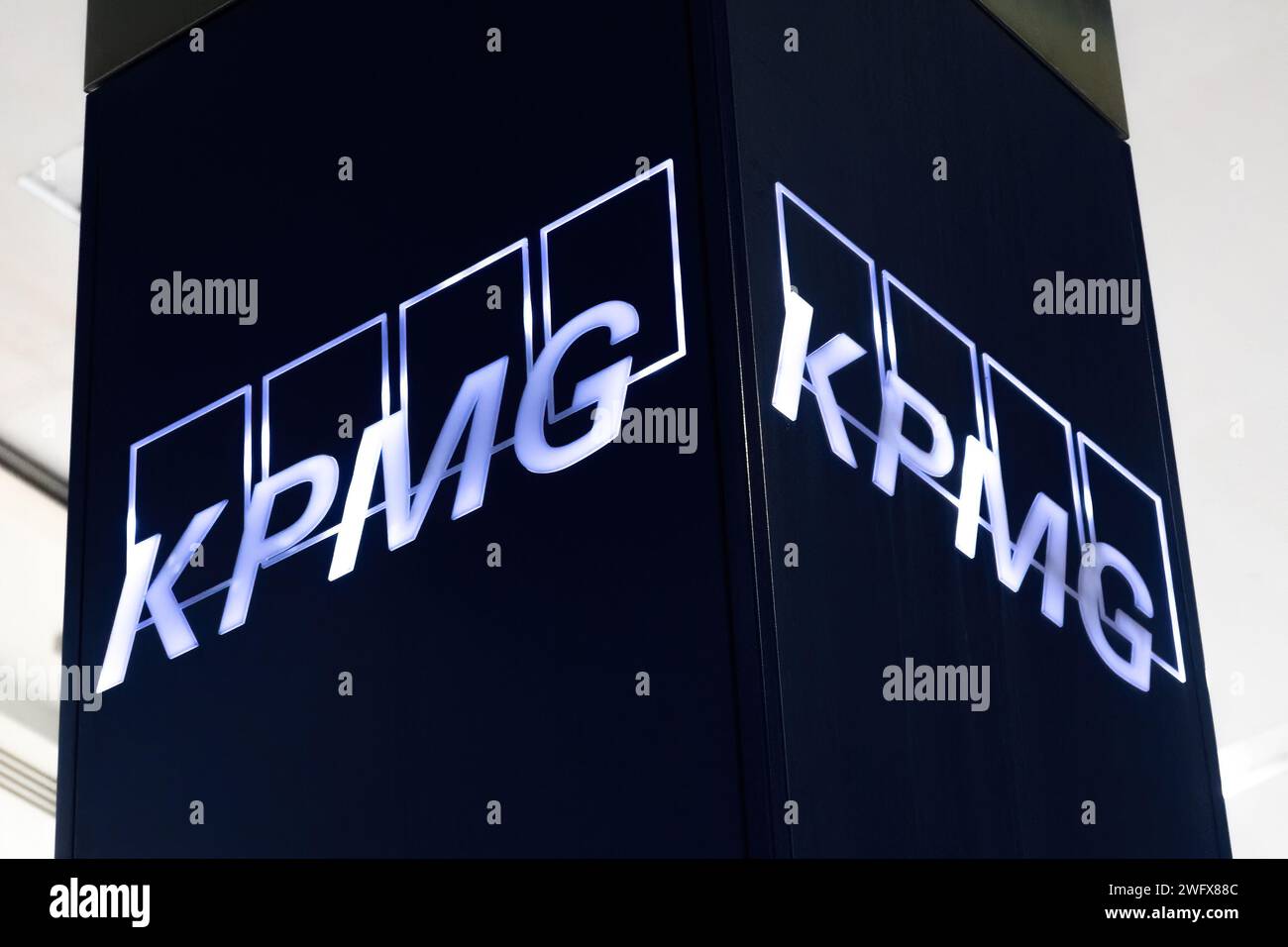 KPMG signe le logo de signalisation sur l'immeuble de bureaux à Canary Wharf, Londres, Angleterre, Royaume-Uni. Société multinationale, services financiers Banque D'Images
