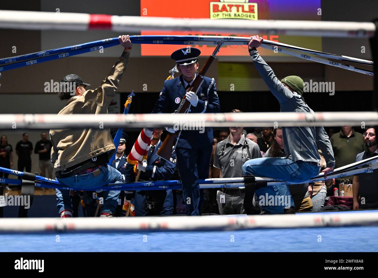 Un aviateur de l'équipe de la garde d'honneur de la base aérienne d'Ellsworth entre dans le ring lors de la compétition Battle of the badges organisée au Box Events Center le 13 janvier 2024, à Rapid City, Dakota du Sud. Ouvert en 2023, le Box Elder Events Center est le plus récent établissement ultramoderne du Midwest doté de la technologie audiovisuelle professionnelle DMX, d’une cuisine de traiteur à service complet et de plus de 60 000 pieds carrés d’espace événementiel. Banque D'Images