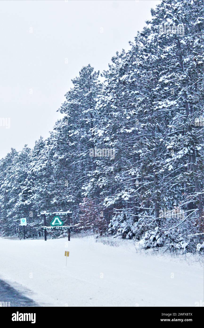 Un des panneaux d'installation est représenté couvert de neige le 11 janvier 2024, à fort McCoy, Wisconsin. Entre le 9 et le 13 janvier 2024, à fort McCoy, l'installation a reçu plus de 18 pouces de neige sur cette travée, plus la chute de neige a été suivie de températures inférieures à zéro. Le temps enneigé a également entraîné une dotation minimale en personnel pour l'installation les 9 et 12 janvier, les conditions de conduite dans les régions locales étant considérées comme moins favorables. Banque D'Images