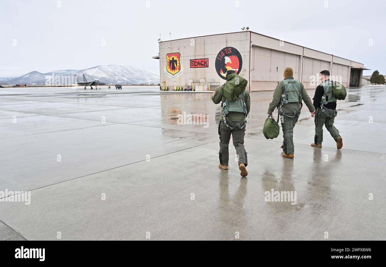 Le capitaine Andrew Marshall, un pilote de F-15C du 550th Fighter Squadron, se dirige vers son jet avec deux autres pilotes un matin froid de janvier, le 18 janvier 2024, à Kingsley Field à Klamath Falls, Oregon. Il travaille son chemin à travers le processus pour devenir un pilote instructeur noté dans l'Eagle, et sera l'un des deux derniers à accomplir cela alors que la Force aérienne passe du vénérable chasseur au F-35. Banque D'Images