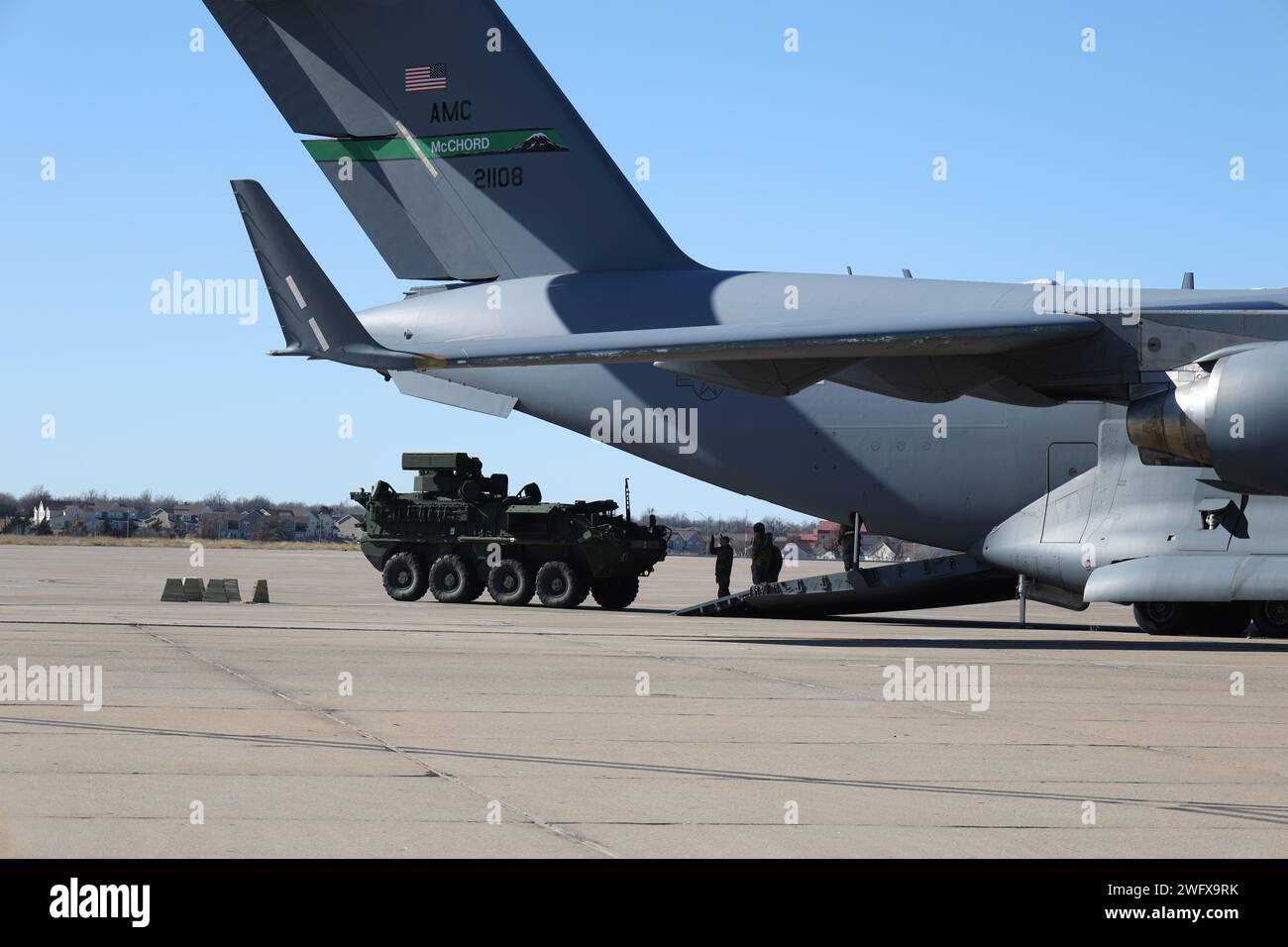 Des soldats du 4e bataillon du 60e régiment d'artillerie de défense aérienne chargent divers véhicules militaires dans un Boeing C-17 en préparation d'un exercice de préparation au déploiement d'urgence (EDRE) au Centre national d'entraînement (CNT). Banque D'Images