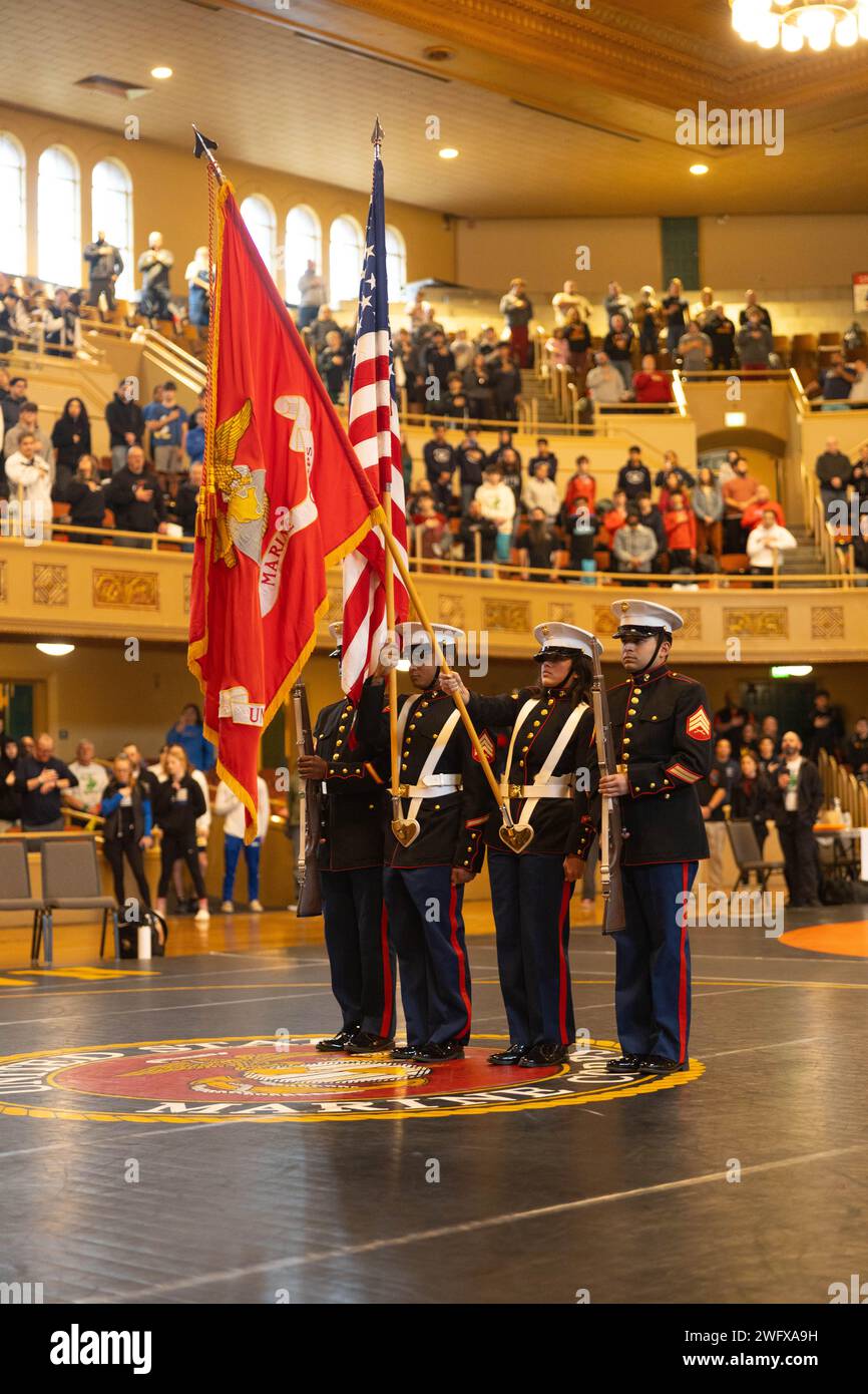 Les Marines des États-Unis affectés à Recruiting Station Sacramento servent de garde de couleur lors du tournoi Tim Brown Memorial Wrestling au Sacramento Memorial Auditorium à Sacramento, Californie, le 13 janvier 2024. Le tournoi annuel Tim Brown Memorial Wrestling est organisé pour les lycées californiens afin de concourir et d'honorer l'ancien lutteur de Fallen Marine et Foothill High School, lance Cpl Timothy Brown, tué au combat dans la province d'Anbar, en Irak, le 14 novembre 2006. Banque D'Images