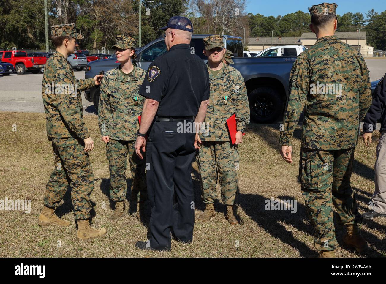 Les Marines et les civils américains avec la Marine corps Air Station (MCAS) Beaufort félicitent lance Cpl Isabella Jones, maître de chien de travail militaire, quartier général et escadron du quartier général (H&HS), Marine corps Air Station (MCAS) Beaufort, et le caporal Jarret Determan, maître-chien de travail militaire, H&HS, après une cérémonie de remise des prix au MCAS Beaufort, Caroline du Sud, le 19 janvier 2024. Cette cérémonie a eu lieu pour décerner à Determan et Jones la Navy and Marine corps Achievement Medal. Determan et Jones ont immédiatement prodigué des soins médicaux à un collègue patron en raison d'une blessure accidentelle par balle. Banque D'Images