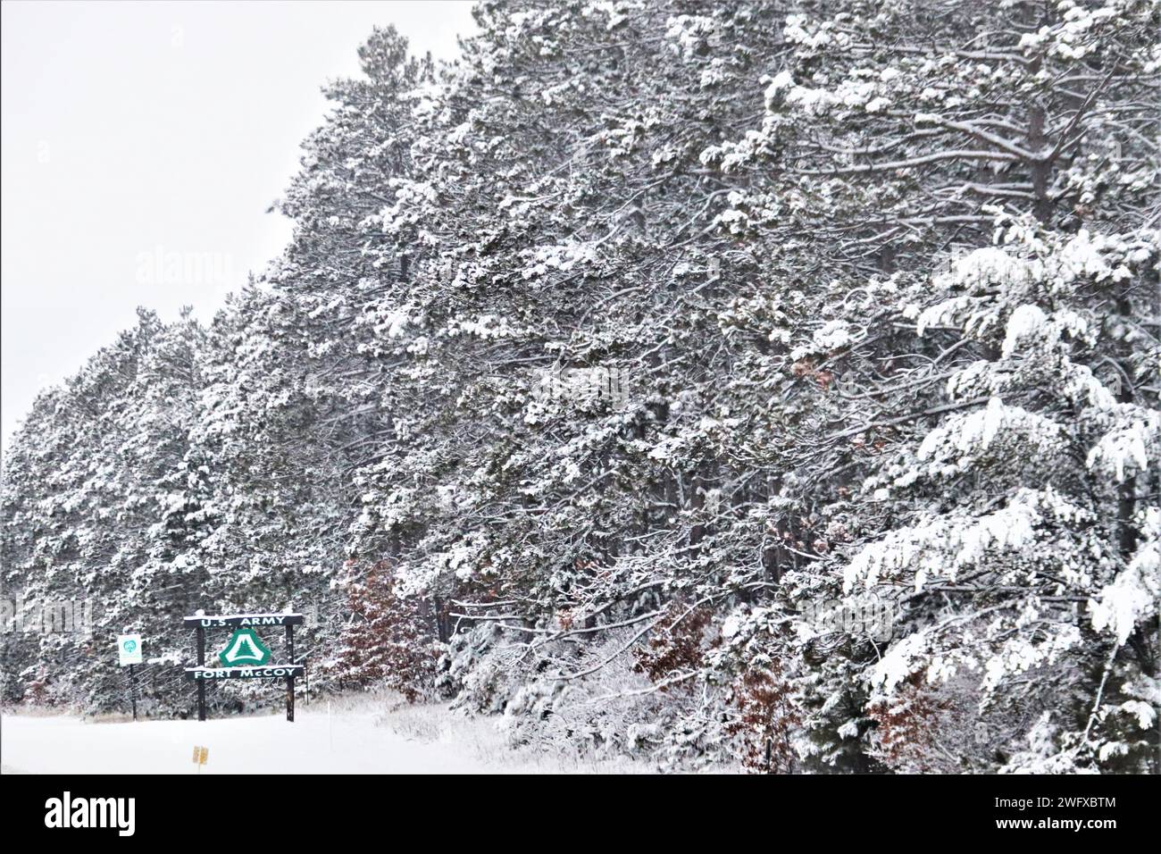 Un des panneaux d'installation est représenté couvert de neige le 10 janvier 2024, à fort McCoy, Wisconsin. Entre le 9 et le 13 janvier 2024, à fort McCoy, l'installation a reçu plus de 18 pouces de neige sur cette travée, plus la chute de neige a été suivie de températures inférieures à zéro. Le temps enneigé a également entraîné une dotation minimale en personnel pour l'installation les 9 et 12 janvier, les conditions de conduite dans les régions locales étant considérées comme moins favorables. Banque D'Images