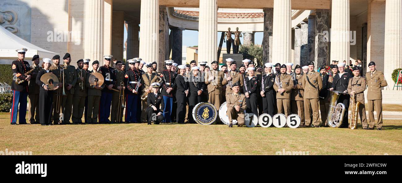 Les Marines américains, les marins et les militaires italiens posent pour une photo de groupe avant le 80e anniversaire des débarquements alliés à Anzio et Nettuno à Nettuno, en Italie, le 24 janvier 2024. Le cimetière américain Sicile-Rome a accueilli la cérémonie commémorant l'opération Shingle, nom de code des débarquements alliés à Anzio et Nettuno. La cérémonie honora les membres du service qui ont combattu et sont morts dans les environs pendant la Seconde Guerre mondiale Banque D'Images