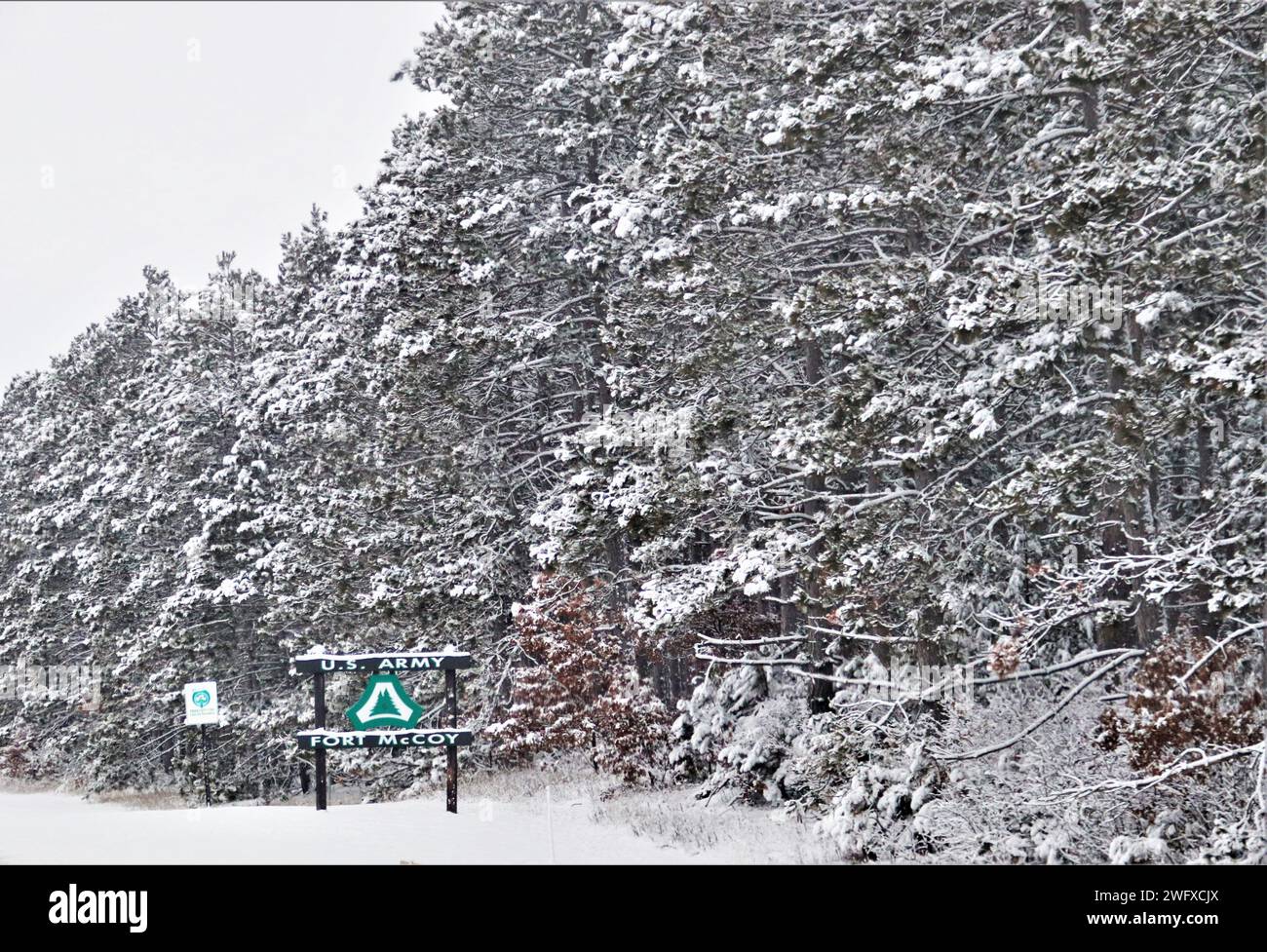 Un des panneaux d'installation est représenté couvert de neige le 10 janvier 2024, à fort McCoy, Wisconsin. Entre le 9 et le 13 janvier 2024, à fort McCoy, l'installation a reçu plus de 18 pouces de neige sur cette travée, plus la chute de neige a été suivie de températures inférieures à zéro. Le temps enneigé a également entraîné une dotation minimale en personnel pour l'installation les 9 et 12 janvier, les conditions de conduite dans les régions locales étant considérées comme moins favorables. Banque D'Images