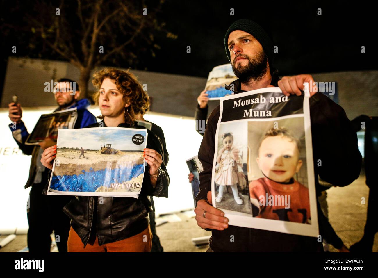 Des militants anti-guerre israéliens appellent au cessez-le-feu à Jérusalem JÉRUSALEM - FÉVRIER 01 : environ 20 militants israéliens se rassemblent devant le Musée de la tolérance de Jérusalem MOTJ pour protester, scandant des slogans anti-guerre et appelant à un cessez-le-feu pour Gaza à Jérusalem le 01 février 2024. Les manifestants portaient des photos des victimes des attaques israéliennes sur Gaza. Photo saeed qaq Copyright : xsaeedxqaqx  B9Z9004 Banque D'Images