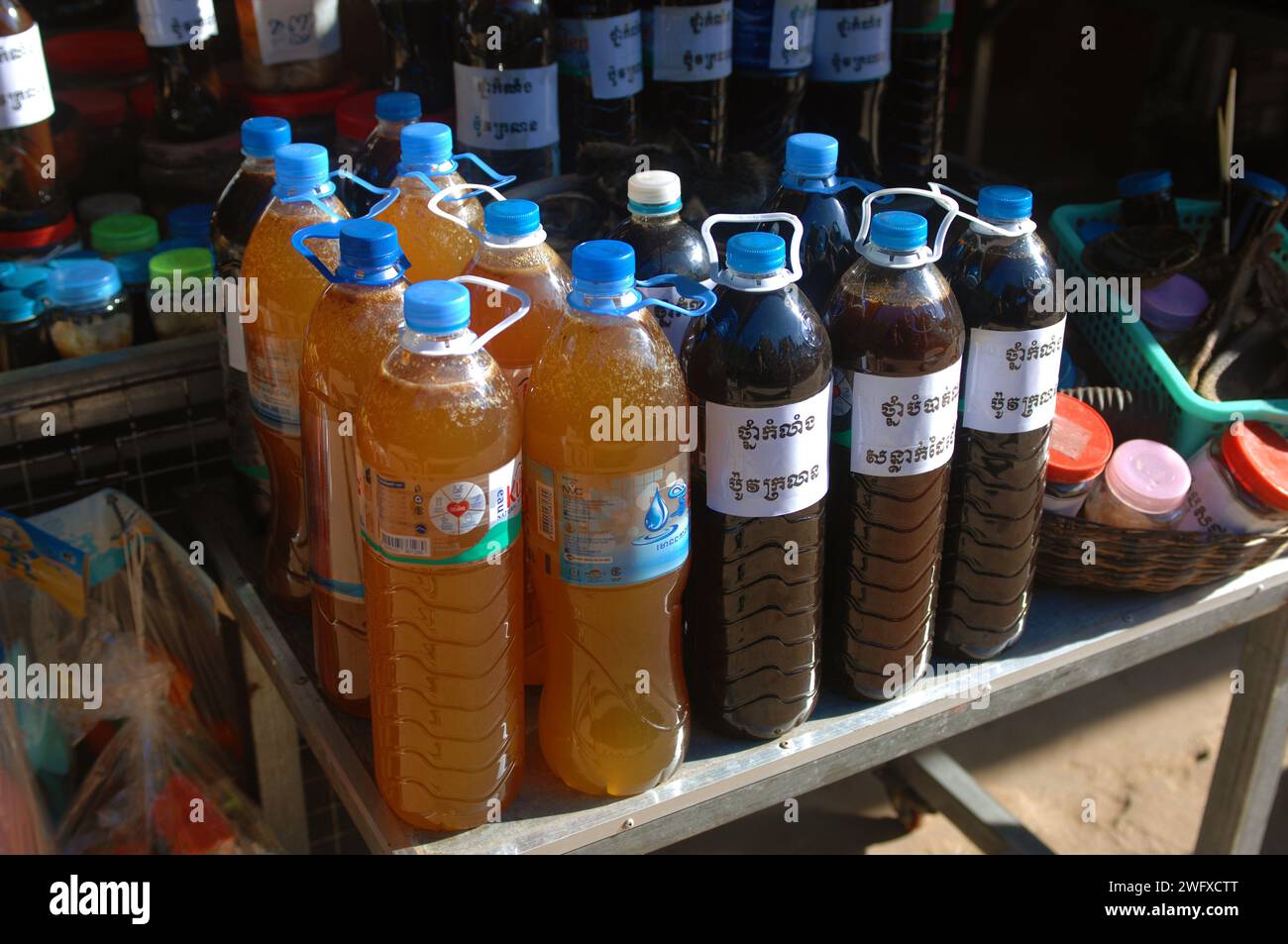 Bouteilles en plastique ou essence, Cambodge. Banque D'Images