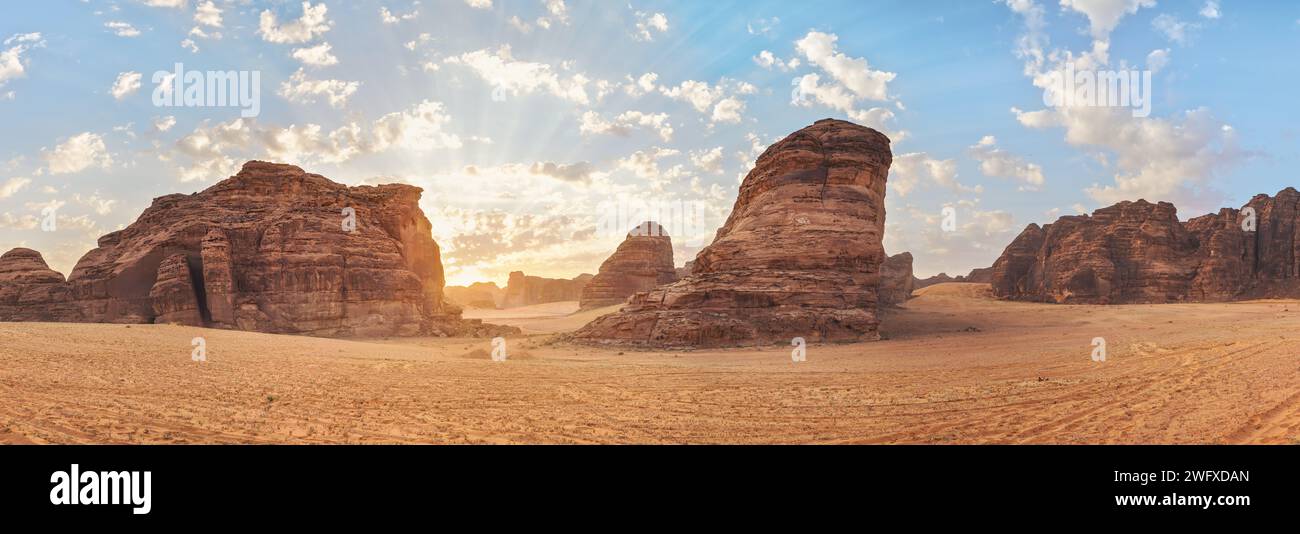 Le soleil du matin brille sur les formations rocheuses du désert, paysage typique à Al Ula, en Arabie Saoudite. Panorama haute résolution Banque D'Images