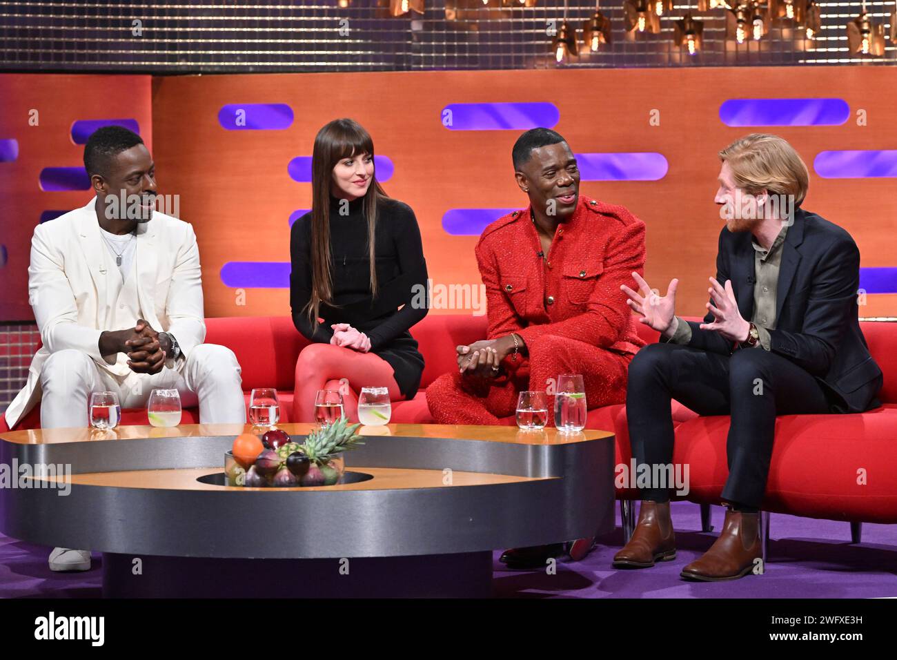 (De gauche À droite) Sterling K Brown, Dakota Johnson, Colman Domhnall Domingo et Domhnall Gleeson lors du tournage du Graham Norton Show au BBC Studioworks 6 Television Centre, Wood Lane, Londres, qui sera diffusé sur BBC One vendredi soir. Date de la photo : jeudi 1 février 2024. Crédit photo : Matt Crossick/PA Wire Banque D'Images