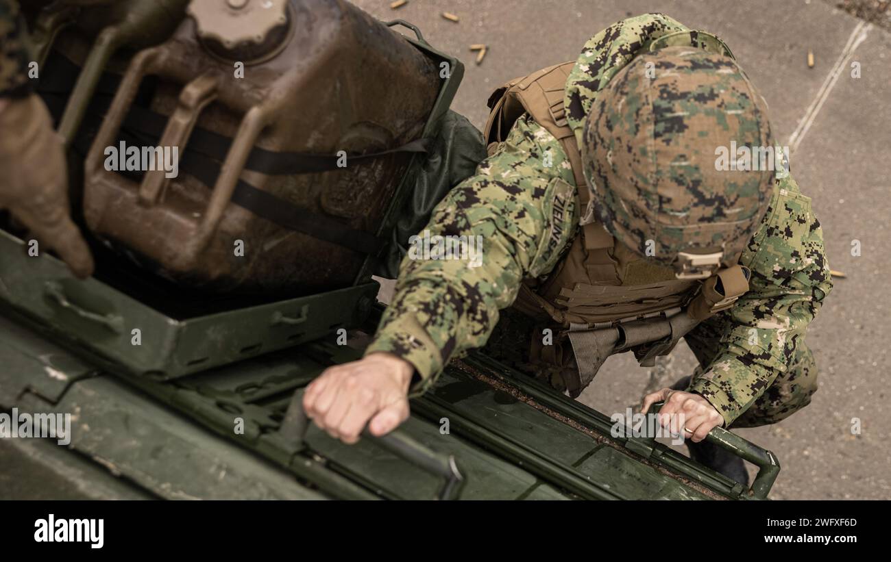 Le lieutenant J.G. Amanda Zielinski, originaire de Washington, et officier de guerre de surface avec l'Amphibious Squadron 4, monte à bord d'un véhicule blindé léger du corps des Marines 25 avec l'équipe de débarquement du bataillon 1/8, 24th Marine Expeditionary Unit (MEU), au cours d'une formation urbaine réaliste (RUT) à fort Barfoot, Virginie, le 16 janvier 2024. RUT offre à la 24e MEU la possibilité d'opérer dans des environnements inconnus, d'intégrer les unités de la Marine Air Ground Task Force et de s'entraîner pour être désigné comme étant capable d'opérations spéciales. Banque D'Images