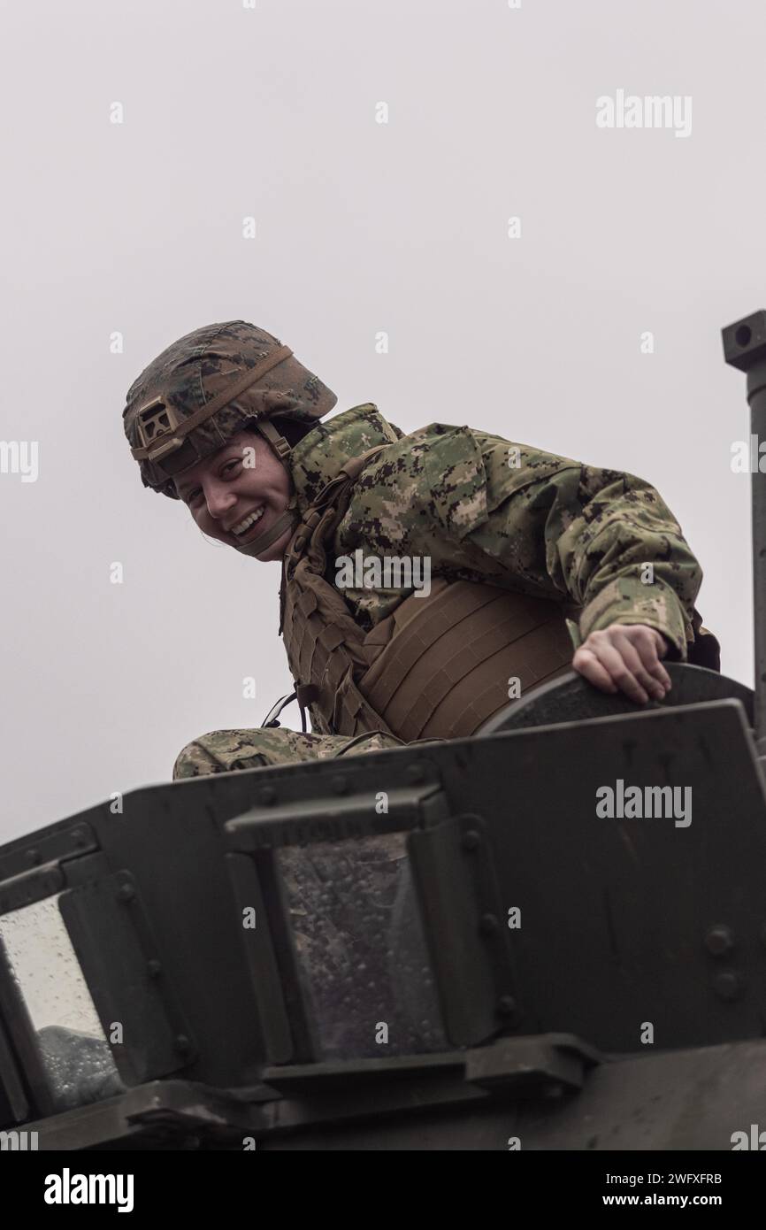 Le lieutenant J.G. Julianna Miller, originaire de Caroline du Nord, et officier de guerre de surface avec l'Amphibious Squadron 4, monte à bord d'un véhicule blindé léger 25 du corps des Marines avec l'équipe de débarquement 1/8, 24th Marine Expeditionary Unit (MEU), au cours d'une formation urbaine réaliste (RUT) à fort Barfoot, Virginie, le 16 janvier 2024. RUT offre à la 24e MEU la possibilité d'opérer dans des environnements inconnus, d'intégrer les unités de la Marine Air Ground Task Force et de s'entraîner pour être désigné comme étant capable d'opérations spéciales. Banque D'Images