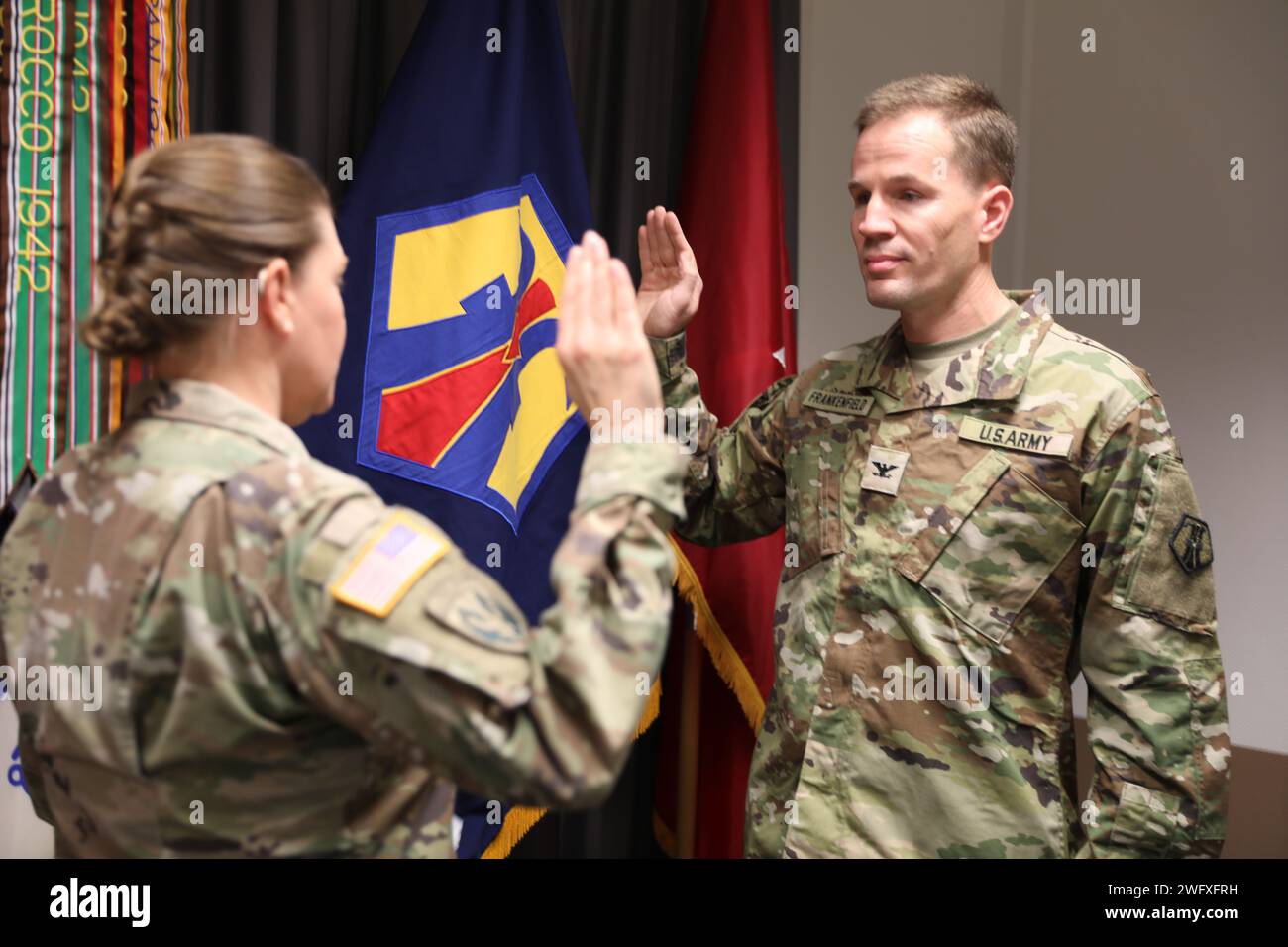 Brigadier de réserve de l'armée américaine. Le général Karen Monday-Gresham, commandant général du 7th Mission support Command, prête serment à son avocat-juge d'état-major, le colonel Jason Frankenfield, nouvellement promu de réserve de l'armée américaine, lors d'une cérémonie tenue au quartier général du commandement, le samedi 24 janvier 2024, à Kaiserslautern, Allemagne. Le 7e Commandement de soutien de mission est la présence de réserve de l'armée américaine en Europe. Composé de 26 unités à travers l'Allemagne et l'Italie, le 7e MSC fournit un soutien logistique et de soutien aux missions de l'armée américaine Europe - Afrique sur le théâtre. Pour plus d'histoires et informati Banque D'Images