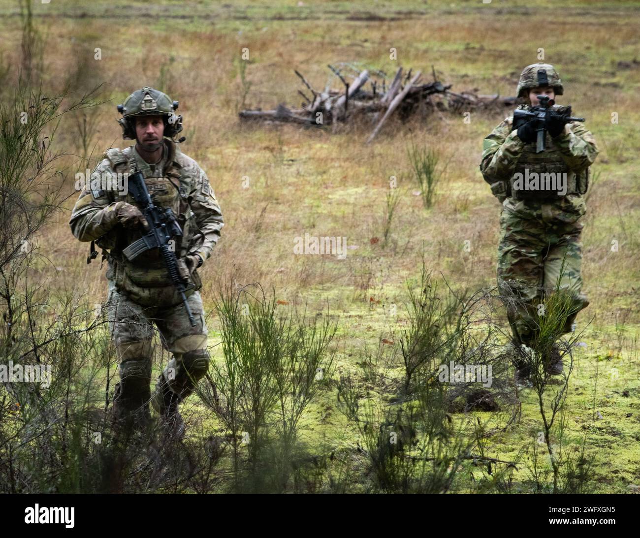 Les soldats de la Garde nationale de Washington avec la compagnie Bravo, 3e bataillon, 161e régiment d'infanterie, équipe de combat de la 81e brigade Stryker, réagissent au contact pendant l'entraînement de l'escouade, sur la base interarmées Lewis-McChord, Washington, le 6 janvier 2024. En pratiquant l’excellence dans les bases, les fantassins sont prêts pour toute mission, locale ou étrangère. Banque D'Images