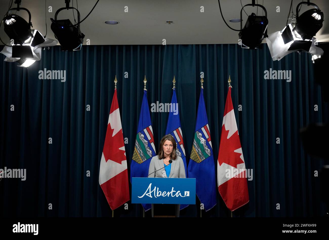 Calgary, Canada. 01 février 2024. La première ministre de l'Alberta, Danielle Smith, répond aux questions lors d'une conférence de presse à Calgary le jeudi 1 février 2024. Crédit : la presse canadienne/Alamy Live News Banque D'Images