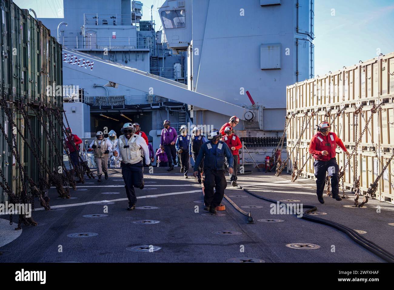 Les marins réagissent à un tir simulé sur le poste d’envol à bord du navire amphibie de débarquement à quai USS Harpers Ferry (LSD 49), alors qu’il se dirigeait dans l’océan Pacifique, le 11 janvier 2024. Le Boxer Amphibious Ready Group, composé de l'USS Boxer (LHD 4), de l'USS Somerset (LPD 25) et de Harpers Ferry, et de la 15e Marine Expeditionary Unit embarquée, mènent des opérations de routine et d'entraînement intégrées dans la 3e flotte américaine. Banque D'Images