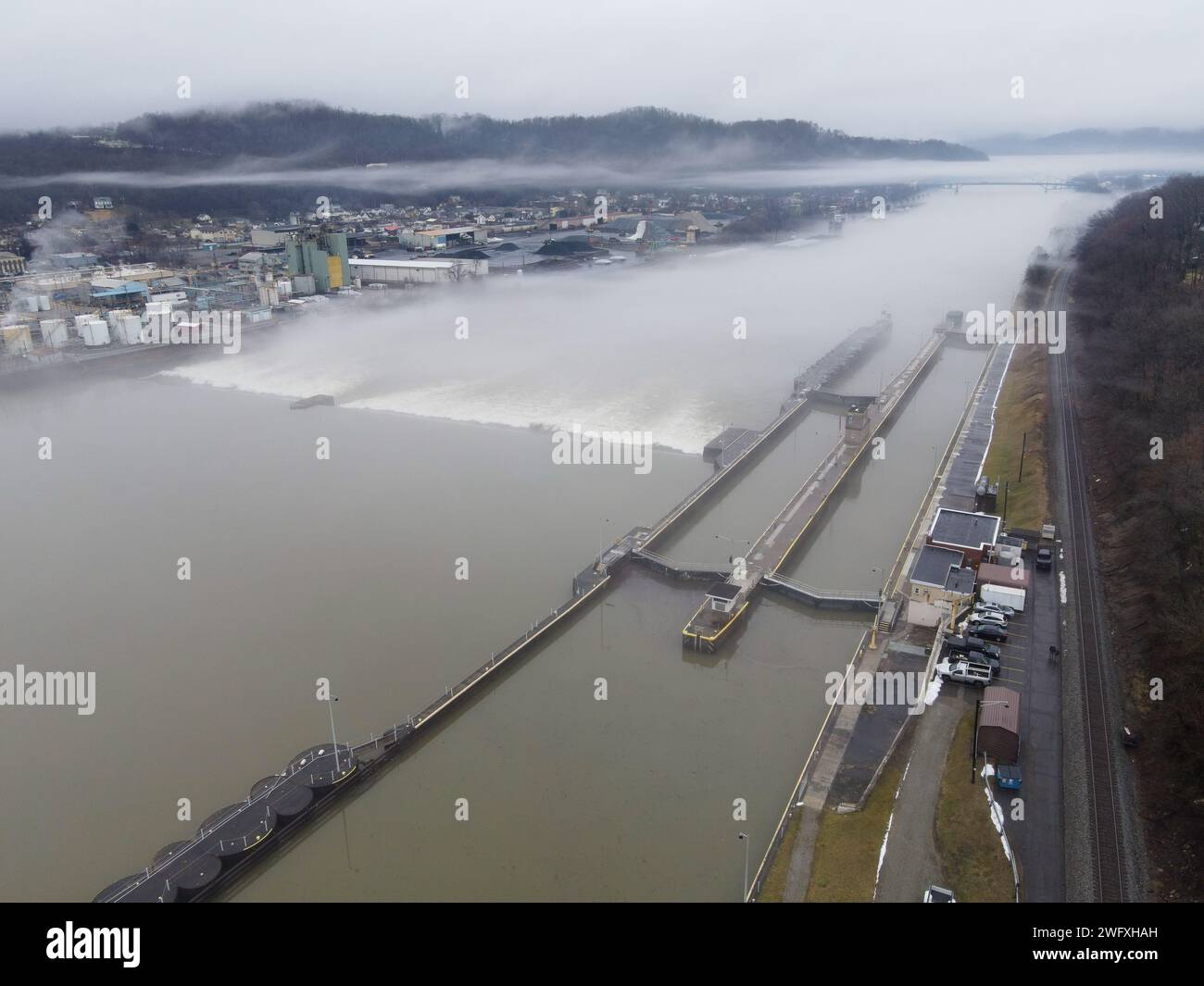 Les écluses et le barrage 3 de la rivière Monongahela restent en activité toute l’année, y compris pendant des conditions brumeuses à Elizabeth, en Pennsylvanie, le 25 janvier 2024. Le barrage Elizabeth devrait être enlevé à l'été 2024. Une fois le barrage complètement enlevé, la rivière Monongahela disposera d'une piscine de navigation continue de Charleroi à Braddock, en Pennsylvanie. Entre. L'élévation de la piscine s'élèvera d'environ deux pieds d'Elizabeth à Braddock. L'élévation de la piscine diminuera d'environ 3,2 pieds d'Elizabeth à Charleroi. L'élévation de la rivière résultante entre Charleroi et Braddock sera nivelée Banque D'Images