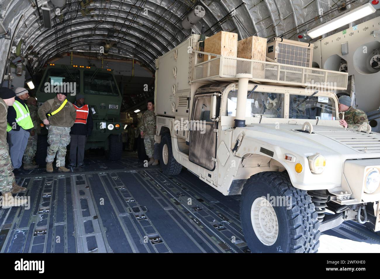 Des soldats du 4e bataillon du 60e régiment d'artillerie de défense aérienne chargent divers véhicules militaires dans un Boeing C-17 en préparation d'un exercice de préparation au déploiement d'urgence (EDRE) au Centre national d'entraînement (CNT). Banque D'Images