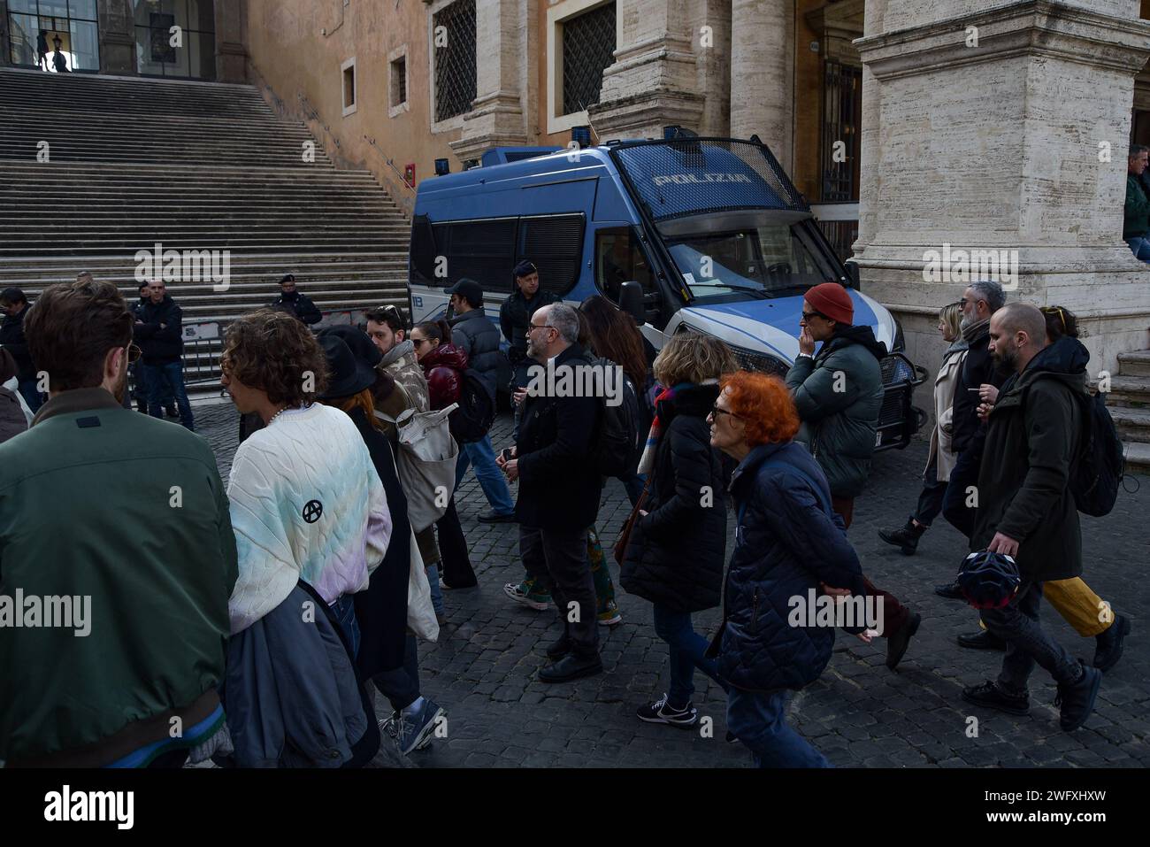Des militants attendent dehors, gardés par la police, pour la rencontre publique entre artistes et travailleurs du spectacle à Rome avec le maire Roberto Gualtieri, suite à la controverse née de la nomination du nouveau directeur artistique du Teatro di Roma Luca Del Fusco. La nomination de Del Fusco comme directeur du Teatro di Roma, qui a eu lieu à l'insu de la municipalité de Rome, a déclenché une série de protestations de la part des travailleurs du spectacle qui dénoncent le non-partage de la figure de Del Fusco et le choix politique qui a conduit à sa nomination. (Photo de Vincenzo Nuzzolese/S. Banque D'Images