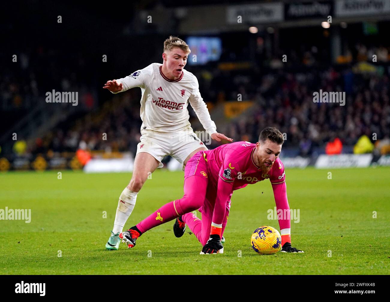 Jose sa, gardien des Wolverhampton Wanderers, et Rasmus Hojlund de Manchester United se battent pour le ballon en dehors de la boîte lors du match de Premier League au Molineux Stadium, Wolverhampton. Date de la photo : jeudi 1 février 2024. Banque D'Images