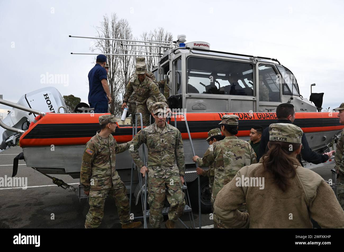 Des membres de l'équipe de sécurité et de sûreté maritime de la Garde côtière américaine (MSST) de San Francisco donnent au personnel du bataillon des affaires civiles de l'armée américaine une visite de leur unité le 19 janvier 2023 sur l'île de la Garde côtière. Le groupe a également visité un petit bateau et a été informé des opérations et de la formation menées par les membres du MSST. Garde côtière américaine Banque D'Images