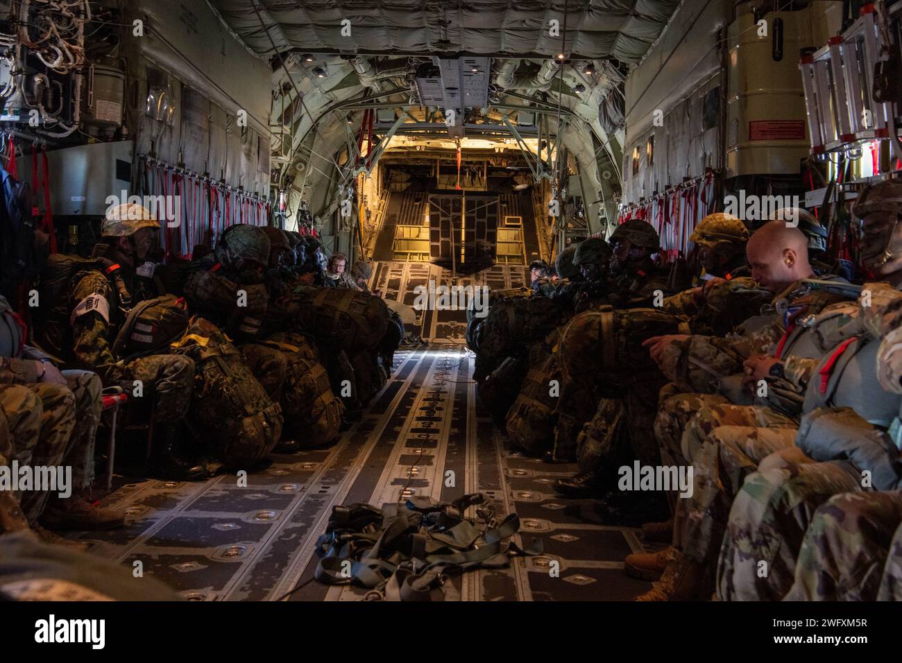 Les parachutistes de la 1e brigade aéroportée de la Force d'autodéfense terrestre japonaise (JGSDF) et de la 82e division aéroportée de l'armée américaine se préparent pour le décollage à bord d'un C-130J Super Hercules de l'US Air Force du 36e escadron de transport aérien à la base aérienne de Yokota, Japon, le 7 janvier 2024. Une tradition qui remonte aux années 1960, cet événement vise à porter chance aux parachutistes du JGSDF pour la nouvelle année et à renforcer les liens entre les nations alliées alors qu’ils renouvellent l’objectif commun de sauvegarder la paix et la stabilité dans la région Indo-Pacifique. Banque D'Images