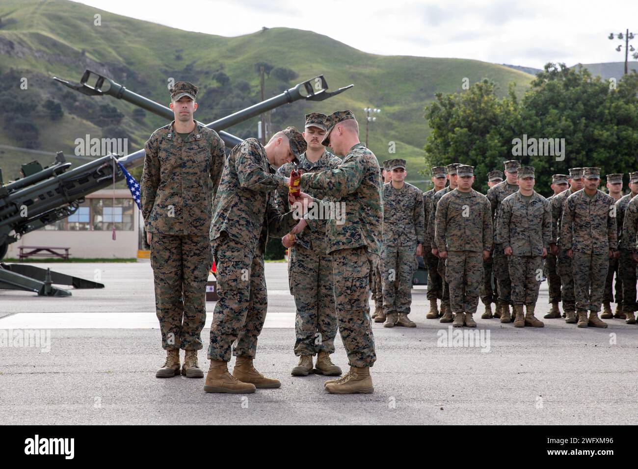 Les Marines américains avec le 1e bataillon, le 11e régiment de Marines, la 1e division des Marines, retirent le guidon d'une batterie au camp de base du corps des Marines Pendleton, Californie, le 10 janvier 2024. La cérémonie a officiellement redésigné Bravo Battery, 1st BN., 11th Marines, comme Hôtel Battery, 2nd BN., 11e Marines. La nouvelle désignation faisait partie d'une réorganisation plus large du 11th Marines sous Force Design. Banque D'Images