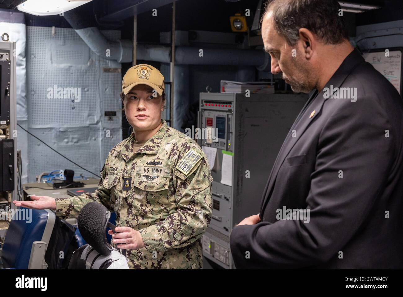 SINGAPOUR— Lisa Garner, technicienne cryptologique, chef technique, USS Stethem (DDG 63), donne une visite de son espace de travail à l'ambassadeur des États-Unis à Singapour Jonathan E. Kaplan à bord de l'USS Stethem à Sembawang Wharves, Singapour, décembre 10. Banque D'Images