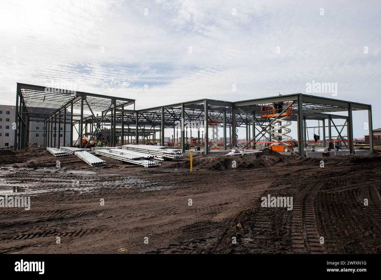 Le bâtiment Community Commons One prend forme alors que les progrès se poursuivent à la base aérienne de Tyndall, en Floride, le 11 janvier 2024. La date d'achèvement du bâtiment est estimée au printemps 2025 et devrait inclure une salle de quilles et un bureau de poste américain, entre autres commodités. Banque D'Images