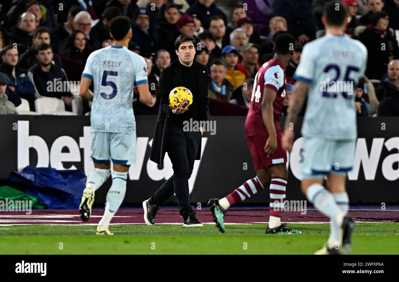 Londres, Royaume-Uni. 1 février 2024. Andoni Iraola (entraîneur de Bournemouth) avec le ballon lors du match de Premier League West Ham vs AFC Bournemouth au London Stadium Stratford. Cette image est réservée À UN USAGE ÉDITORIAL. Licence requise de The football DataCo pour toute autre utilisation. Crédit : MARTIN DALTON/Alamy Live News Banque D'Images