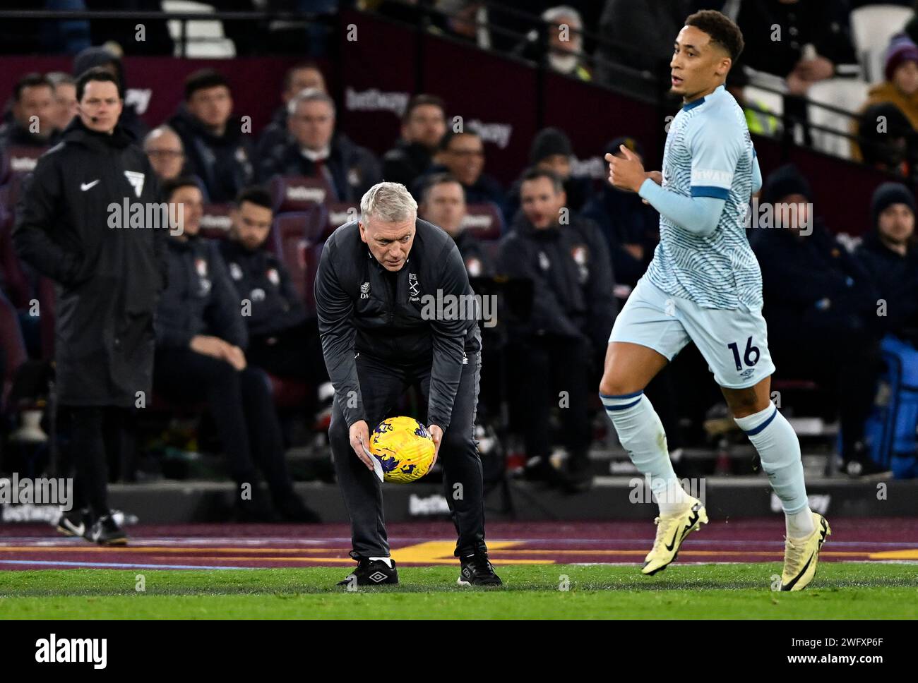 Londres, Royaume-Uni. 1 février 2024. David Moyes (Manager de West Ham) détient le ballon lors du match de Premier League West Ham vs AFC Bournemouth au London Stadium Stratford. Cette image est réservée À UN USAGE ÉDITORIAL. Licence requise de The football DataCo pour toute autre utilisation. Crédit : MARTIN DALTON/Alamy Live News Banque D'Images