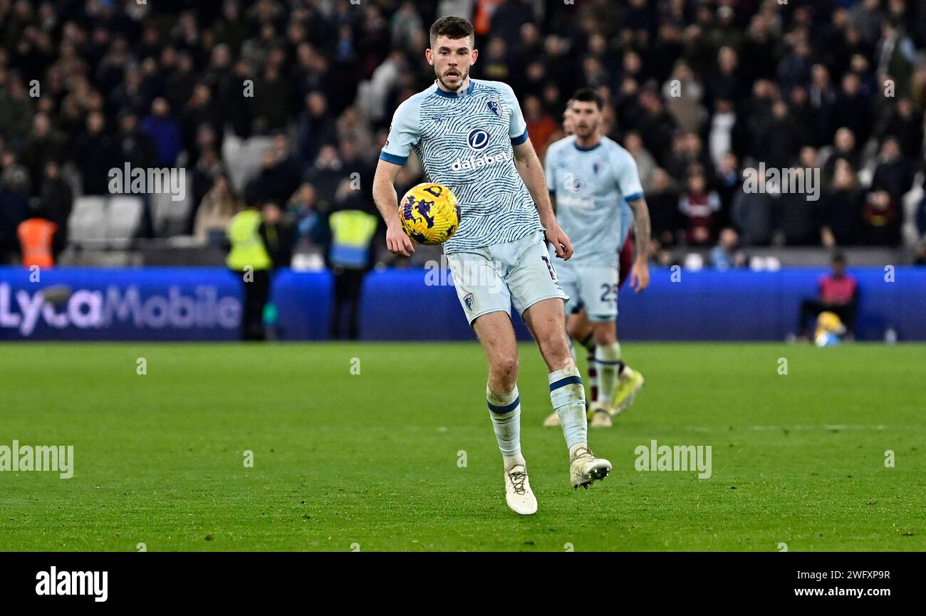 Londres, Royaume-Uni. 1 février 2024. Ryan Christie (Bournemouth) lors du match de Premier League West Ham vs AFC Bournemouth au London Stadium Stratford. Cette image est réservée À UN USAGE ÉDITORIAL. Licence requise de The football DataCo pour toute autre utilisation. Crédit : MARTIN DALTON/Alamy Live News Banque D'Images