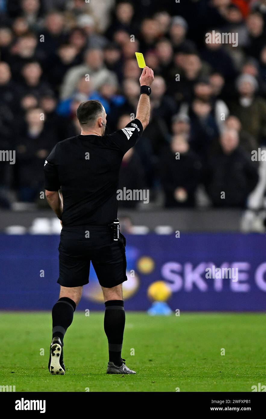 Londres, Royaume-Uni. 1 février 2024. Tim Robinson (arbitre) montre le carton jaune pendant le match de West Ham vs AFC Bournemouth Premier League au London Stadium Stratford. Cette image est réservée À UN USAGE ÉDITORIAL. Licence requise de The football DataCo pour toute autre utilisation. Crédit : MARTIN DALTON/Alamy Live News Banque D'Images