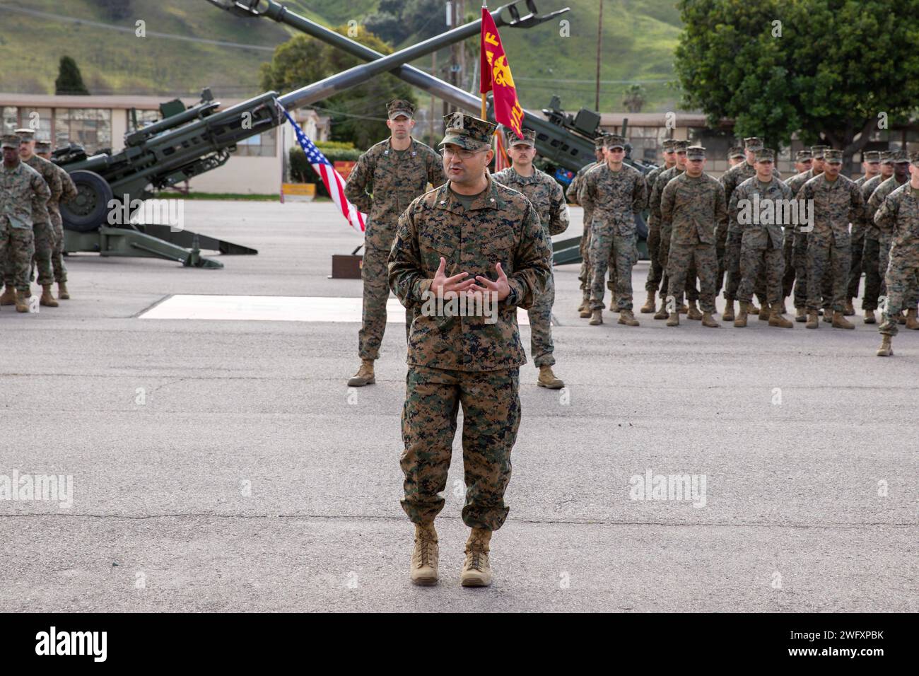 Le lieutenant-colonel Jeremy Colwell, commandant du 2e bataillon, 11e régiment de Marines, 1e division des Marines, prononce un discours lors d'une cérémonie de redésignation au camp de base du corps des Marines Pendleton, en Californie, le 10 janvier 2024. La cérémonie a officiellement redésigné Bravo Battery, 1st BN., 11th Marines, comme Hôtel Battery, 2nd BN., 11e Marines. La nouvelle désignation faisait partie d'une réorganisation plus large du 11th Marines sous Force Design. Colwell est originaire du Texas. Banque D'Images