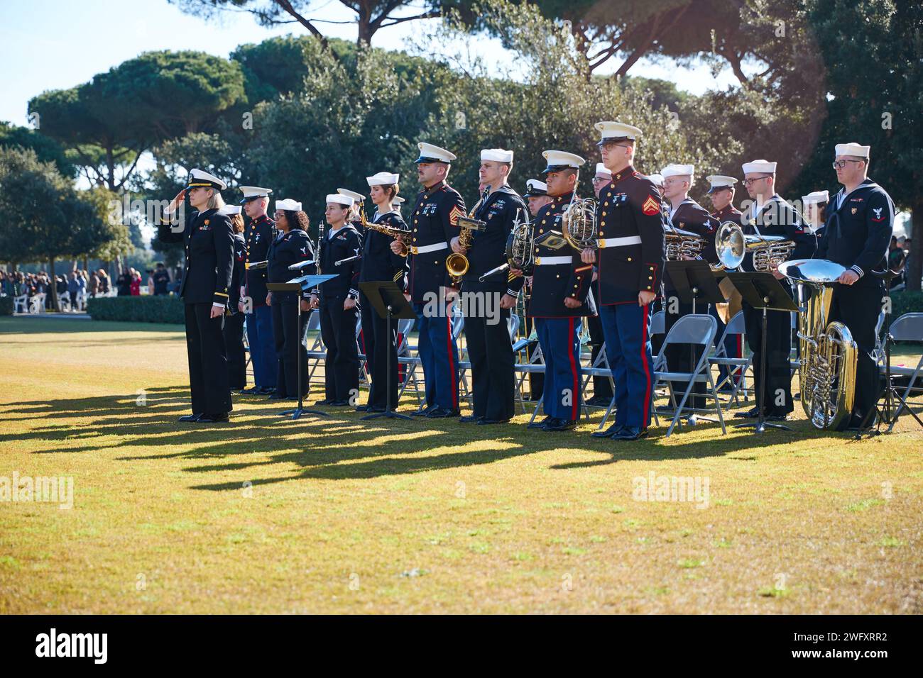 Les Marines américains et les marins de la Naval Forces Europe and Africa Band sont à l’honneur lors du 80e anniversaire des débarquements alliés à Anzio et Nettuno à Nettuno, en Italie, le 24 janvier 2024. Le cimetière américain Sicile-Rome a accueilli la cérémonie commémorant l'opération Shingle, nom de code des débarquements alliés à Anzio et Nettuno. La cérémonie honora les membres du service qui ont combattu et sont morts dans les environs pendant la Seconde Guerre mondiale Banque D'Images