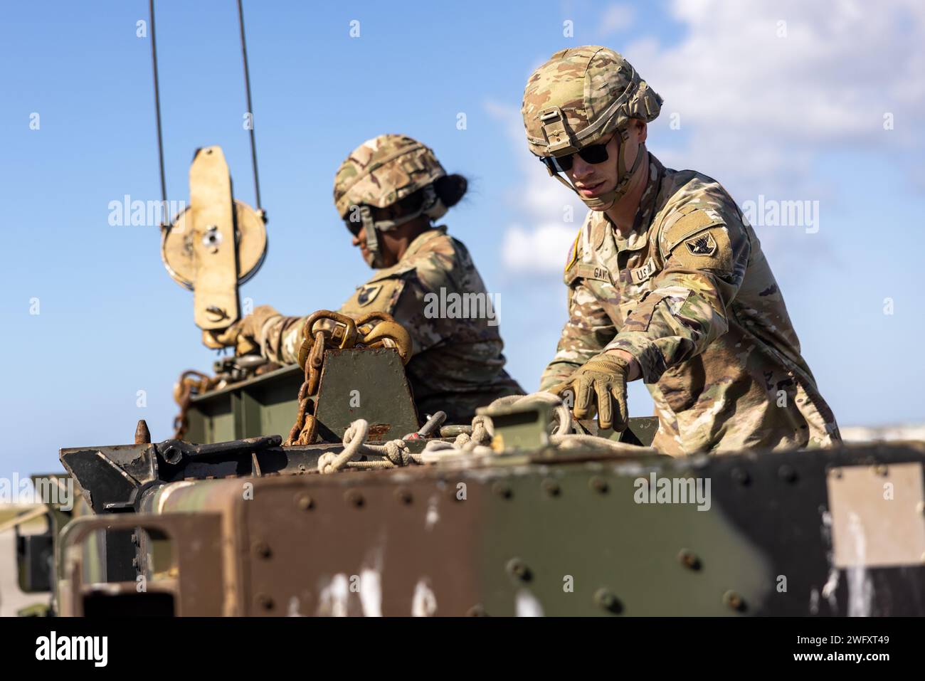 Les soldats de l'armée américaine avec la 1-1e brigade d'artillerie de défense aérienne (ADA) se préparent à charger un CAN d'entraînement Patriot Advanced Capability (PAC) 3 dans un CH-53E Super étalon lors d'un exercice d'entraînement à Okinawa, au Japon, le 18 janvier 2024. Le système de chargement a été conçu par GySgt. Rodrigo HernandezPolindara, VMM-265, pour offrir une méthode plus efficace de transport HIMARS. Banque D'Images