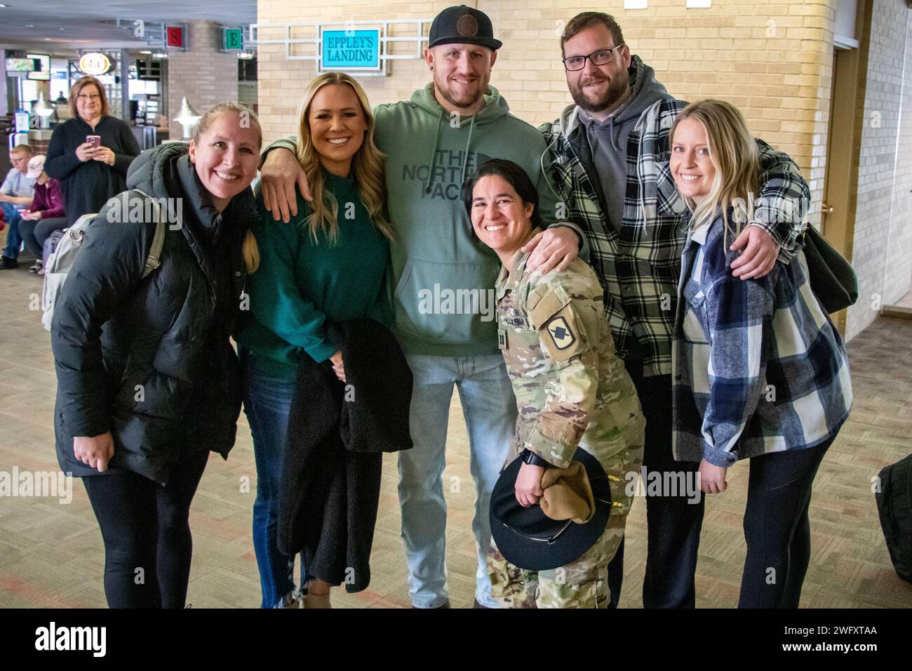 Le capitaine Ashley Frutos est accueilli à la maison par ses amis et sa