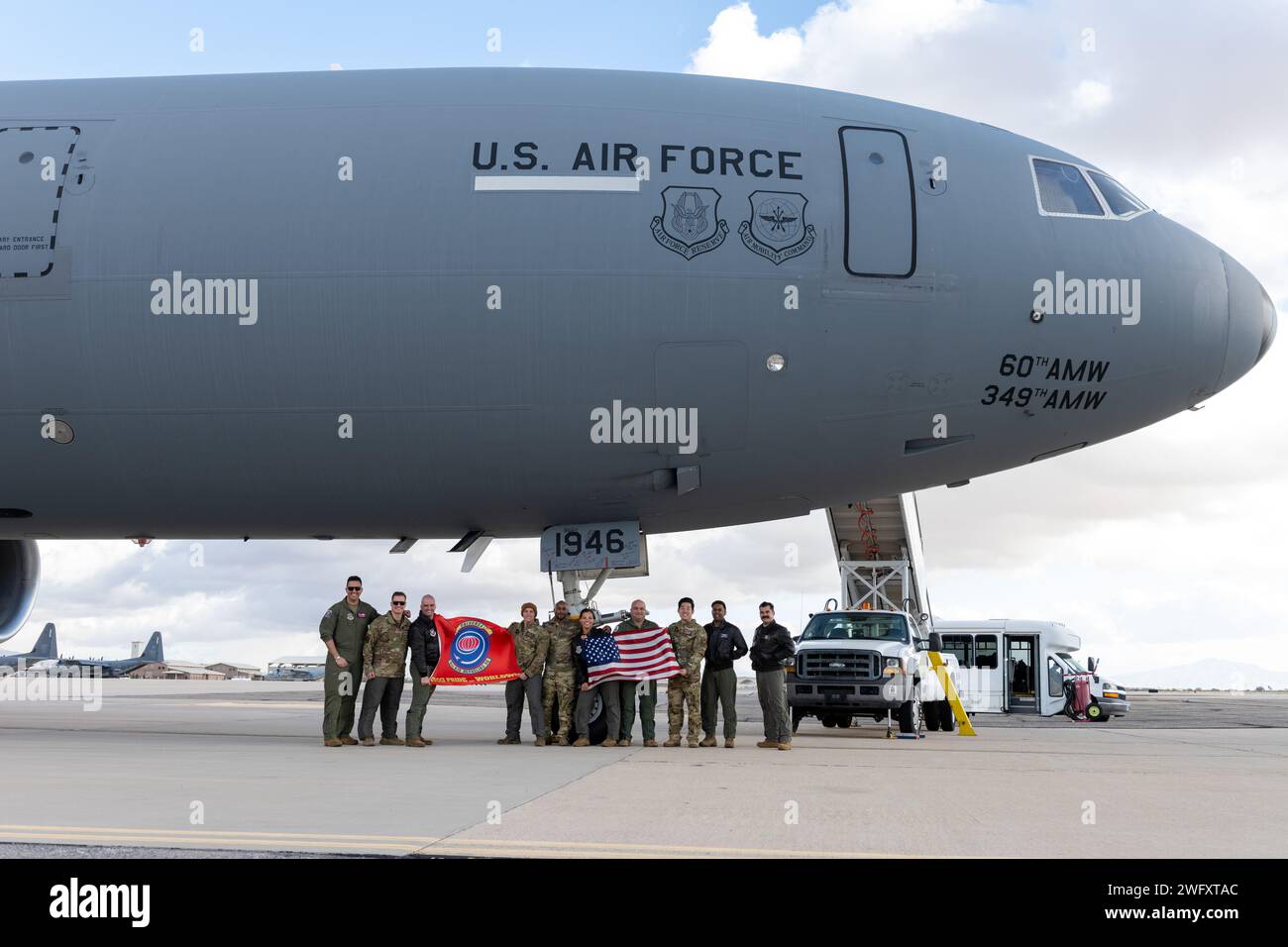 Des aviateurs américains du 9e escadron de ravitaillement aérien de la base aérienne de Travis, Californie, posent pour une photo aux côtés d'un KC-10 Extender le 11 janvier 2024, à Davis-Monthan AFB, Arizona. L’avion, portant le numéro de queue 79-1946, a été désigné comme le navire amiral de la 9e ARS en raison de son histoire avec l’escadron. L'équipage a livré le KC-10 au 309th Aerospace Maintenance and Regeneration Group (AMARG). Banque D'Images