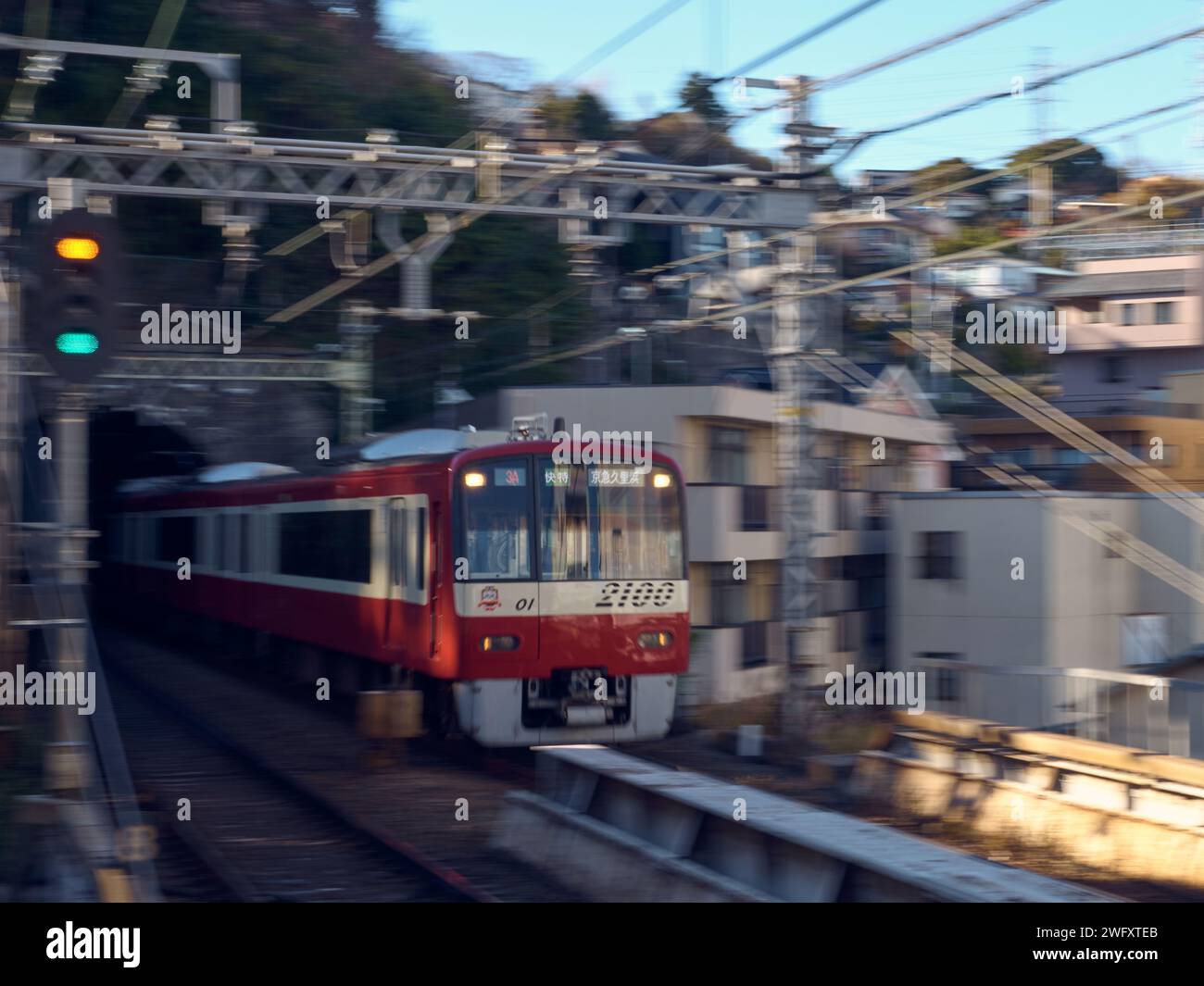 YOKOSUKA, Japon (4 janvier 2024) - la ligne Keikyu Yokosuka vers Shinagawa arrive à la station Shioiri le 4 janvier 2024 près de la porte Verny du commandant de la flotte. La ligne Keikyu Yokosuka est l'un des modes de transport communs pour de nombreux membres de la communauté de la base du CFAY, tant pour le travail que pour les loisirs. Banque D'Images