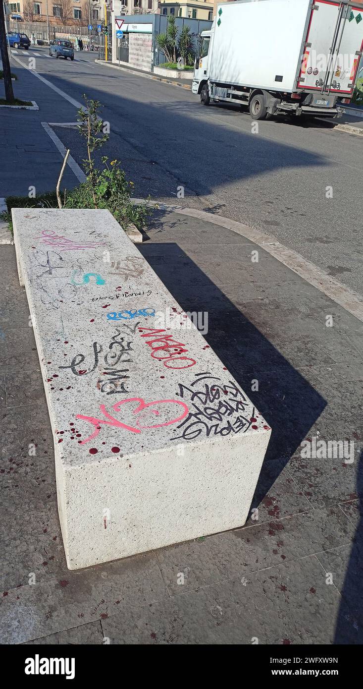 Les taches de sang sur le sol près du métro C Pigneto où un enfant de 15 ans a été poignardé lors d'une bagarre entre de très jeunes gens. Rome, Italie. 1 février 2024. ANTONIO NARDELLI / ALAMY LIVE NEWS Banque D'Images