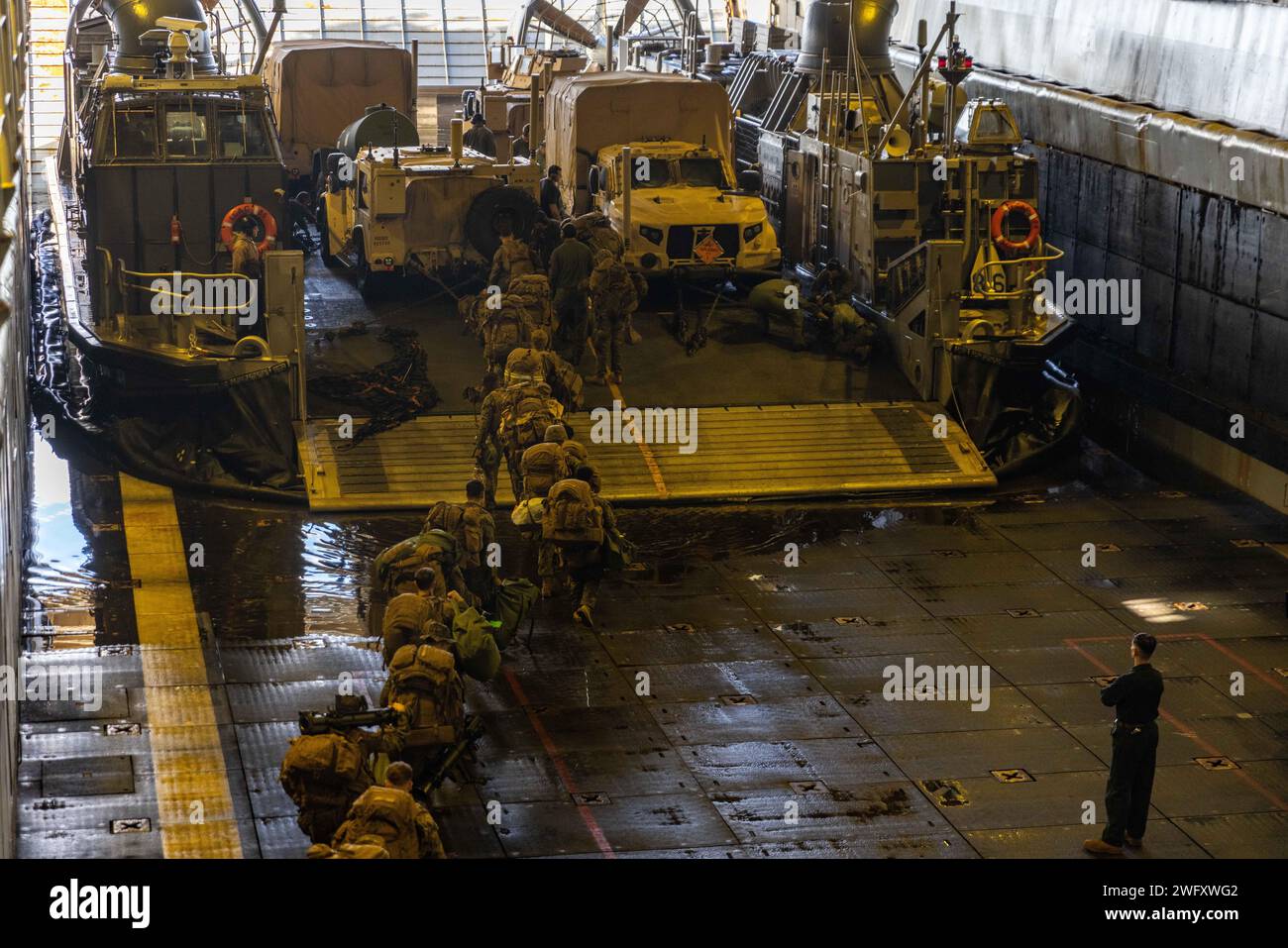 Les Marines et les marins américains de la 26e Marine Expeditionary Unit (Special Operations Capable) (26e MEU(SOC)) embarquent sur un vaisseau de débarquement, coussin d'air (LCAC) à bord du navire de débarquement de classe Harpers Ferry USS carter Hall (LSD 50) en préparation des opérations amphibies intégrées au cours du 26e exercice MEU(SOC) nommé « Odyssey encore », Volos, en Grèce, 8 janvier 2024. L’exercice de maintien de la préparation à la 26e MEU(SOC) renforce les capacités opérationnelles de l’unité en tant que force expéditionnaire de réaction aux crises et offre l’occasion à la 26e MEU(SOC) de mener une opération expéditionnaire intégrée avancée Banque D'Images