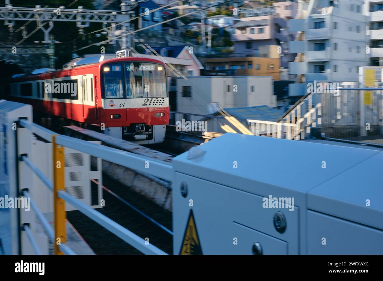 YOKOSUKA, Japon (4 janvier 2024) - dans cette image de bienvenue à bord de Yokosuka, la ligne Keikyu Yokosuka vers Shinagawa arrive à la station Shioiri le 4 janvier 2024 près de la porte Verny du commandant des activités de la flotte de Yokosuka. La ligne Keikyu Yokosuka est l'un des modes de transport communs pour de nombreux membres de la communauté de la base du CFAY, tant pour le travail que pour les loisirs. Banque D'Images