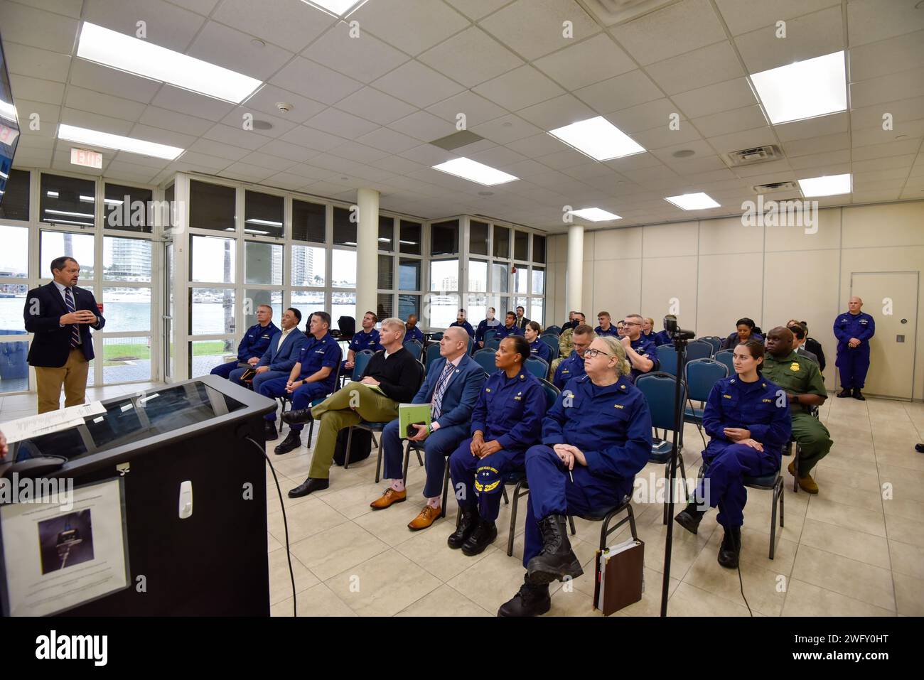 Des représentants de la direction du Homeland Security Task Force-Southeast Unified Command ont rencontré des cadres du département américain de la Santé et des Services sociaux et du Bureau du secrétaire adjoint à la Santé pour discuter de la posture de l'opération vigilant Sentry sur la migration irrégulière, soins humains pour les migrants et autres initiatives de sécurité maritime à la base de la Garde côtière Miami Beach, Floride, 8 janvier 2024. La SMA Rachel Levine, M.D., secrétaire adjointe à la Santé, la SMA arrière Denise Hinton, chirurgienne générale adjointe, et le Dr Herbert Wolfe, directeur adjoint du Bureau de la sécurité sanitaire et Chi intérimaire Banque D'Images