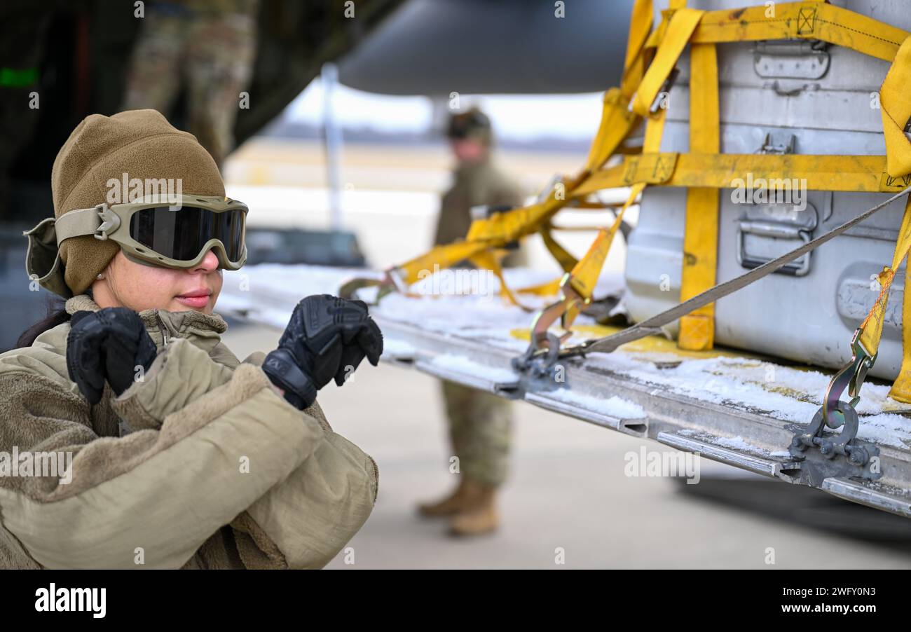 Le Sgt Miranda Petti, un dawg portuaire du 46th Aerial Port Squadron, Dover Air Force base, Delaware, dirige une palette dans la soute d’un avion C-130H Hercules stationné à Youngstown Air Reserve Station, Ohio, le 6 janvier 2024. Les membres du 46e et du 32e escadron de port aérien de Dover AFB et de Pittsburgh Air Reserve Station, respectivement, se sont rendus à Youngstown ARS pour s'entraîner avec le 76e escadron de port aérien pour le prochain défi de Port Dawg de 2024. Banque D'Images