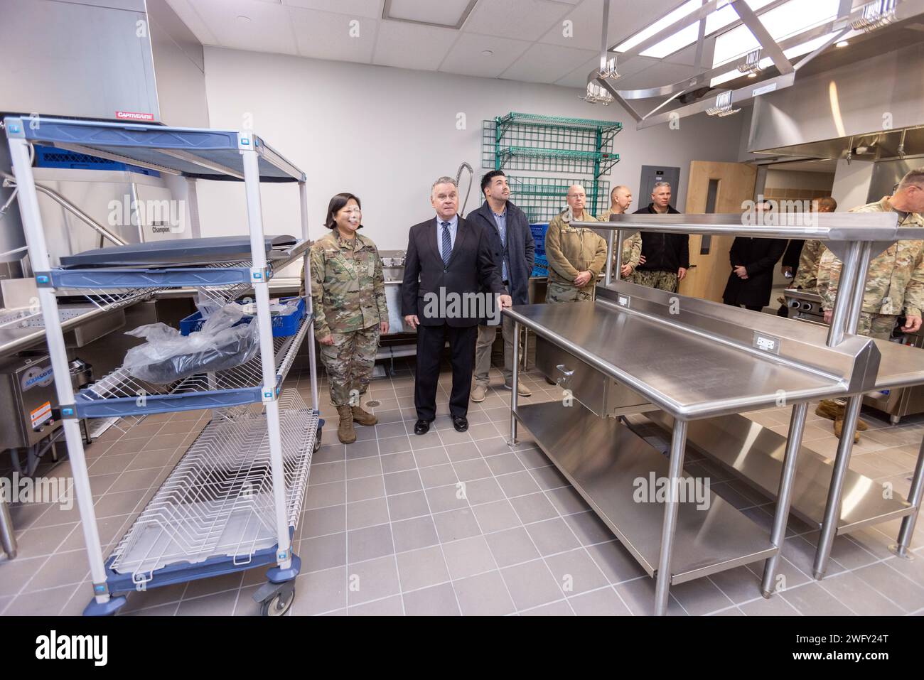 Les participants visitent le Centre de préparation de la Garde nationale après la cérémonie de coupe du ruban à la base interarmées McGuire-dix-Lakehurst, New Jersey, le 4 janvier 2024. Le projet de construction militaire de près de 16 millions de dollars, une installation ultramoderne de 40 762 000 pieds carrés, fournira aux soldats de la compagnie Bravo, du bataillon de soutien de la 250e brigade, de l'équipe de combat de la 44e brigade d'infanterie, de la garde nationale de l'armée du New Jersey, une formation en classe, des opérations d'administration, des opérations de maintenance et un entreposage d'équipement. Le projet obtient la certification leadership in Energy and Environmental Design du U.S. Green Building Council Banque D'Images