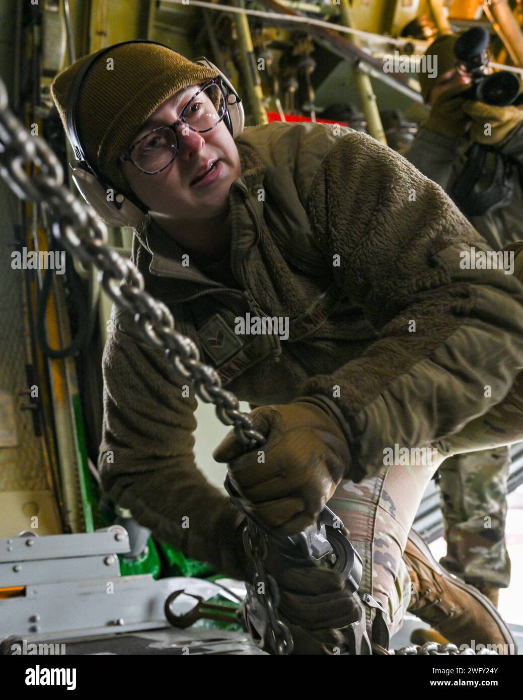 L'aviateur principal Haley Sukalac, un dawg portuaire du 76th Aerial Port Squadron, chaîne un Humvee dans la soute d'un avion C-130H Hercules stationné à Youngstown Air Reserve Station, Ohio, le 6 janvier 2024. Les membres du 46e et du 32e escadron de port aérien de Dover Air Force base et de Pittsburgh Air Reserve Station, respectivement, se sont rendus à Youngstown ARS pour s'entraîner avec le 76e APS pour le prochain défi de Port Dawg 2024. Banque D'Images