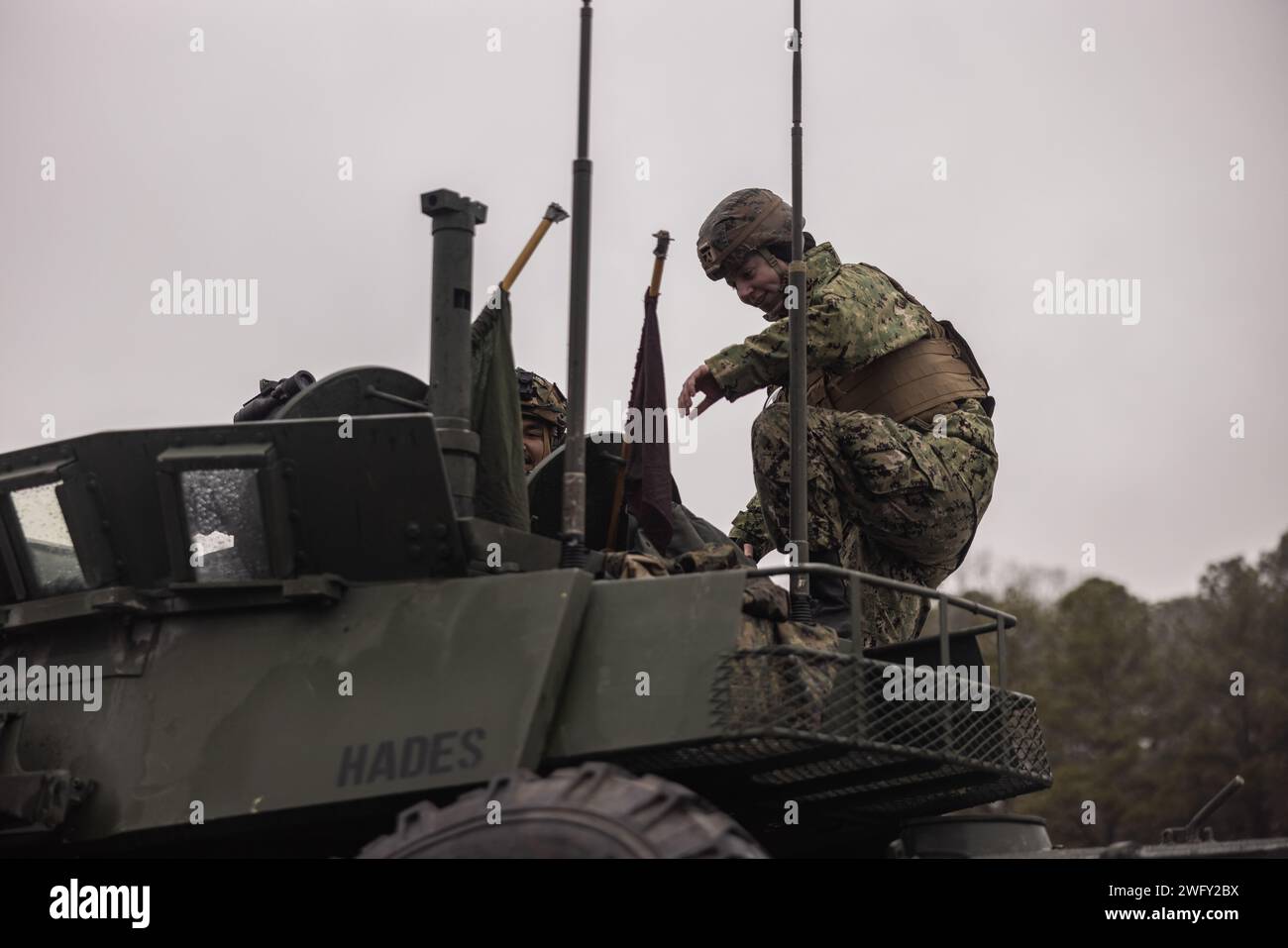 Le lieutenant J.G. Julianna Miller, originaire de Caroline du Nord, et officier de guerre de surface avec l'Amphibious Squadron 4, monte à bord d'un véhicule blindé léger 25 du corps des Marines avec l'équipe de débarquement 1/8, 24th Marine Expeditionary Unit (MEU), au cours d'une formation urbaine réaliste (RUT) à fort Barfoot, Virginie, le 16 janvier 2024. RUT offre à la 24e MEU la possibilité d'opérer dans des environnements inconnus, d'intégrer les unités de la Marine Air Ground Task Force et de s'entraîner pour être désigné comme étant capable d'opérations spéciales. Banque D'Images