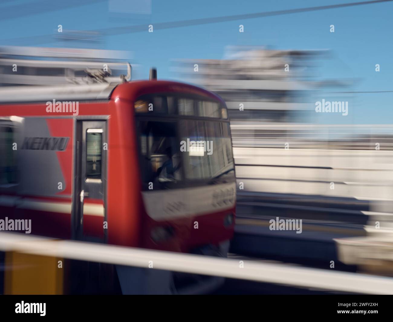 YOKOSUKA, Japon (4 janvier 2024) - la ligne Keikyu Yokosuka à Shinagawa passe par la station Shioiri le 4 janvier 2024 près de la porte Verny du commandant de la flotte. La ligne Keikyu Yokosuka est l'un des modes de transport communs pour de nombreux membres de la communauté de la base du CFAY, tant pour le travail que pour les loisirs. Banque D'Images