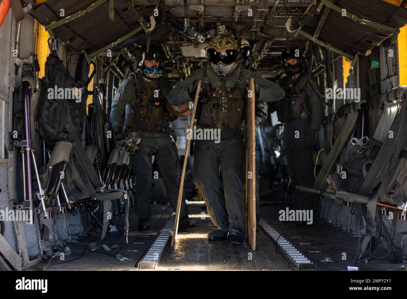 Les Marines américains avec VMM-265 (renforcé) se préparent à charger un CAN de formation Patriot Advanced Capability (PAC) 3 dans un CH-53E Super Stallion lors d'un exercice d'entraînement à Okinawa, au Japon, le 18 janvier 2024. Le système de chargement a été conçu par GySgt. Rodrigo HernandezPolindara, VMM-265, pour offrir une méthode plus efficace de transport HIMARS. Banque D'Images